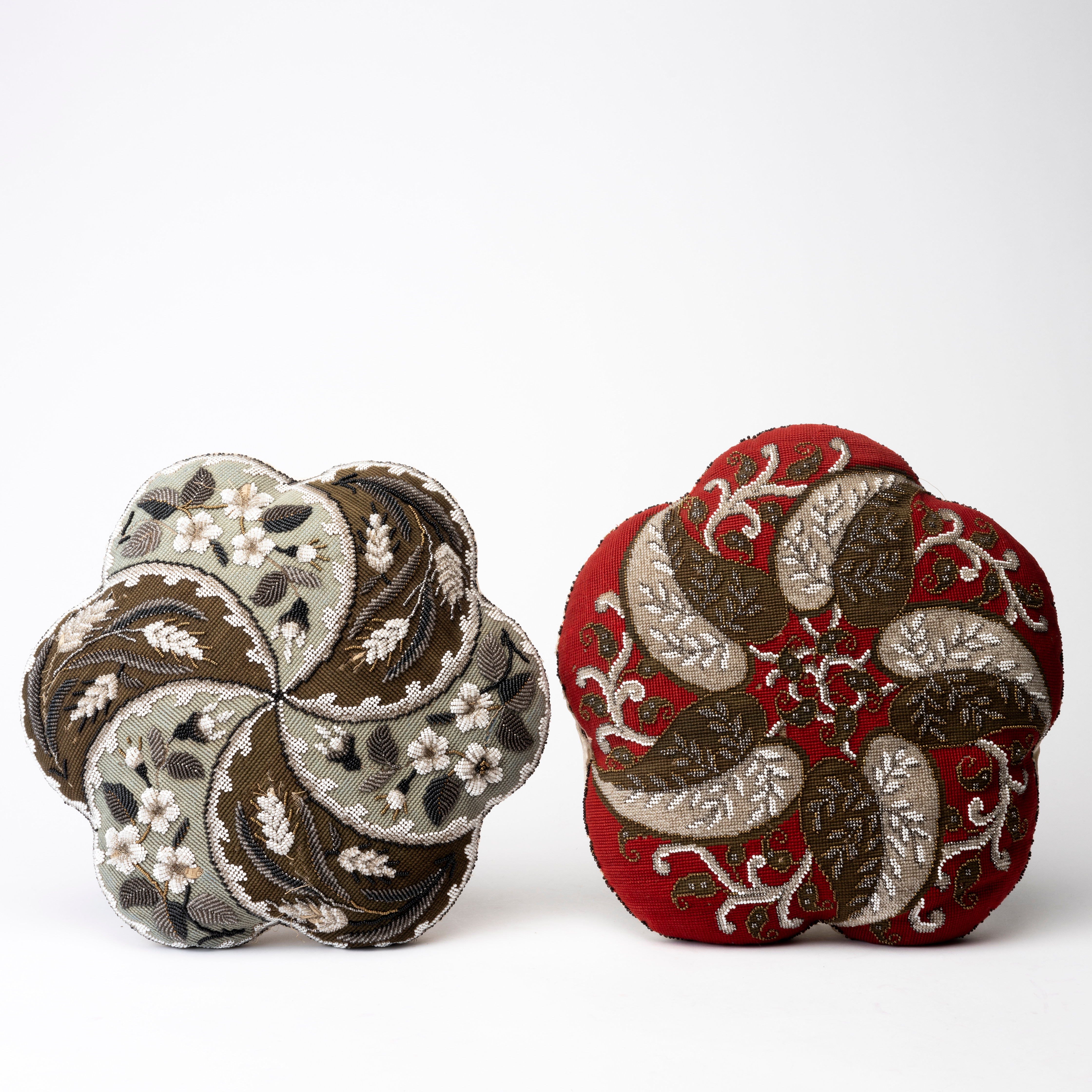 BRUDKUDDAR, 2 st, pärlbroderi på siden, 1860-tal.