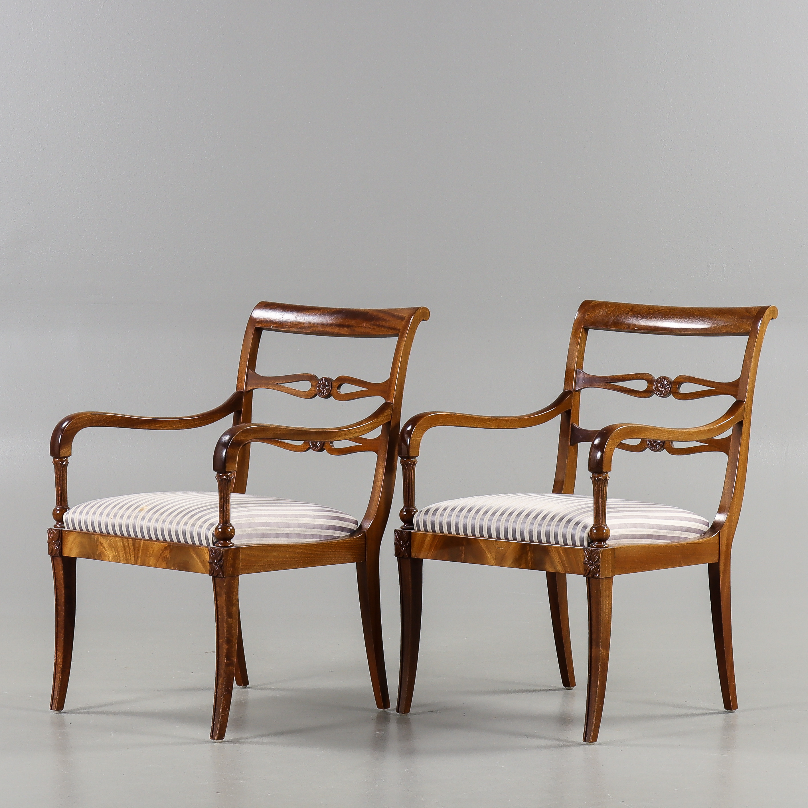 KARMSTOLAR, ett par, senempirestil, 1900-talets första hälft.