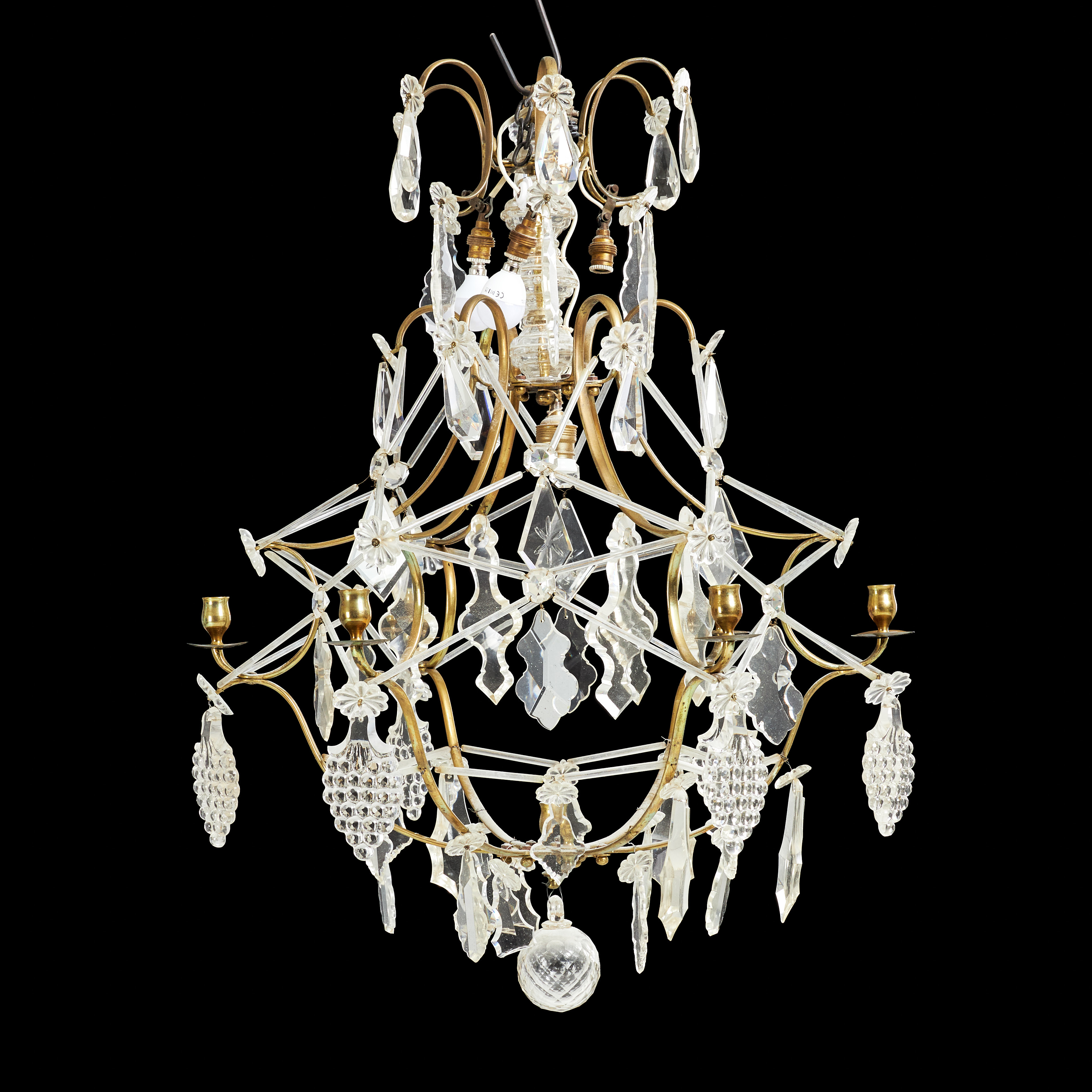 LJUSKRONA, rokokostil, 1900-talets första hälft, 6 ljusarmar, elektrifierad med 3 ljuspunkter, stomme i mässing, centralt med stamglas, behängd med olikslipade prismor i form av löv och vindruvsklasar, stavverk/spindelbindning.