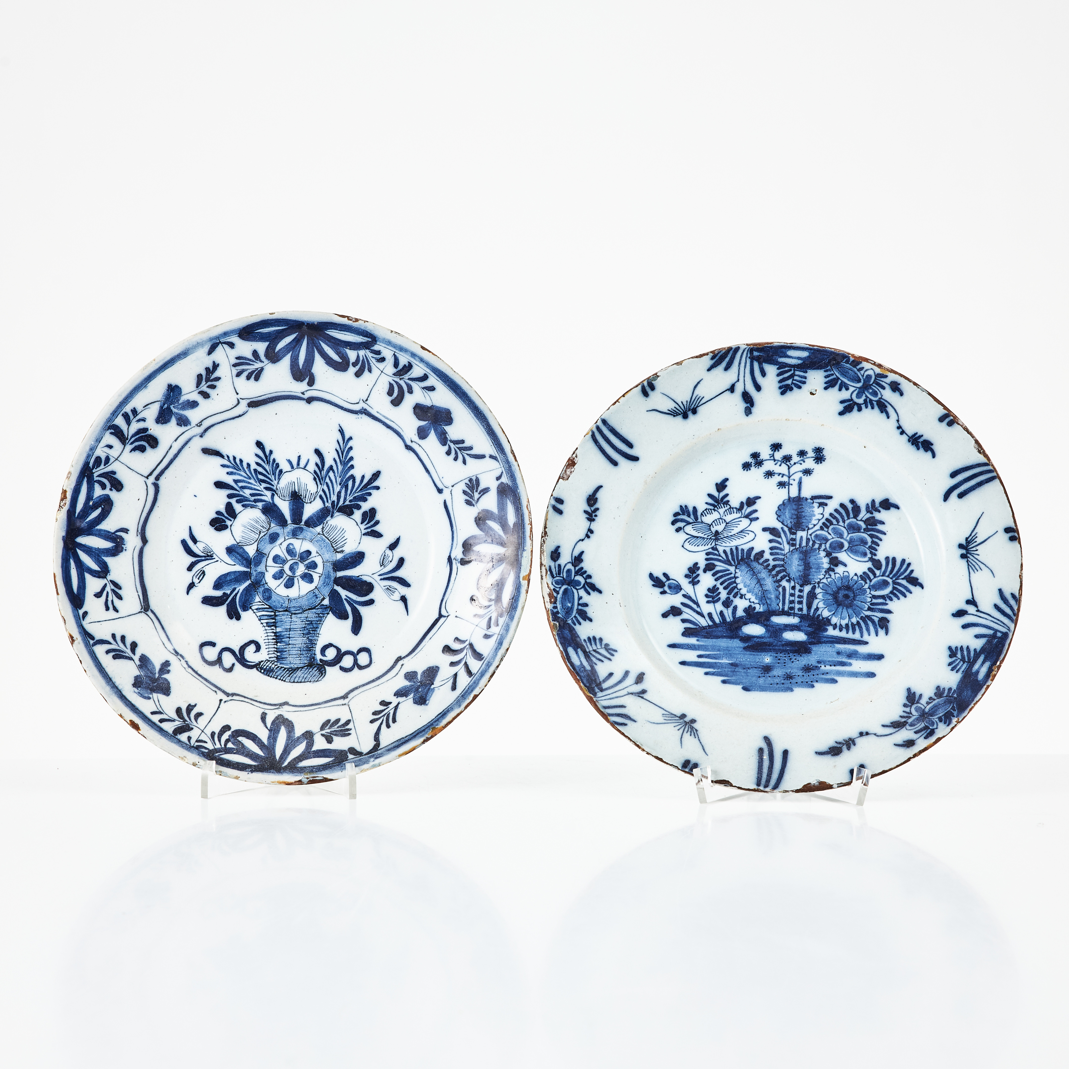 TALLRIKAR, 2 stycken, fajans, Holland 1700-talets slut. Målad dekor av blommor och växter i underglasyrblått.