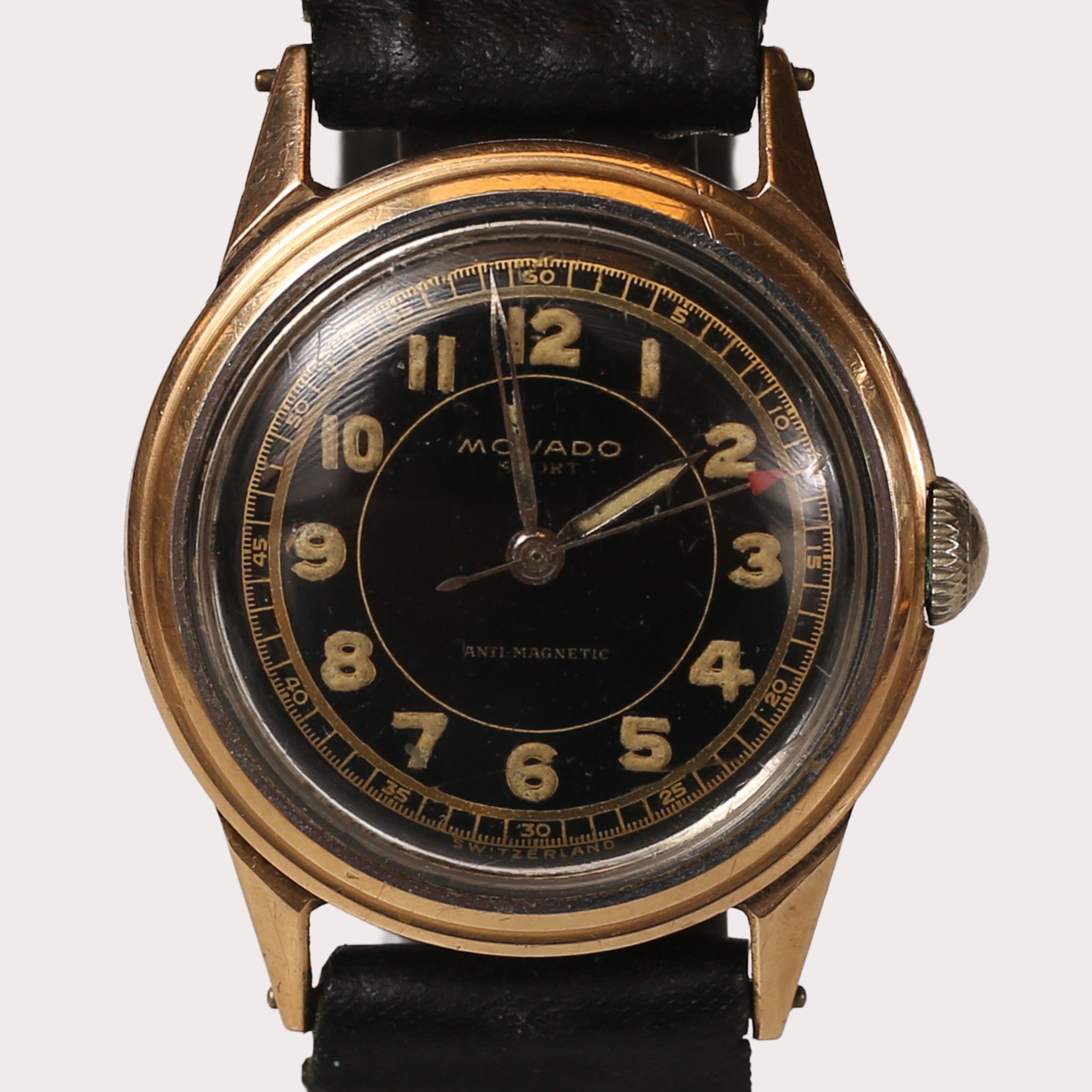 MOVADO, guld och stål, armbandsur, "Sport", manuell, svart urtavla, svart läderarmband. Omkring 1945.