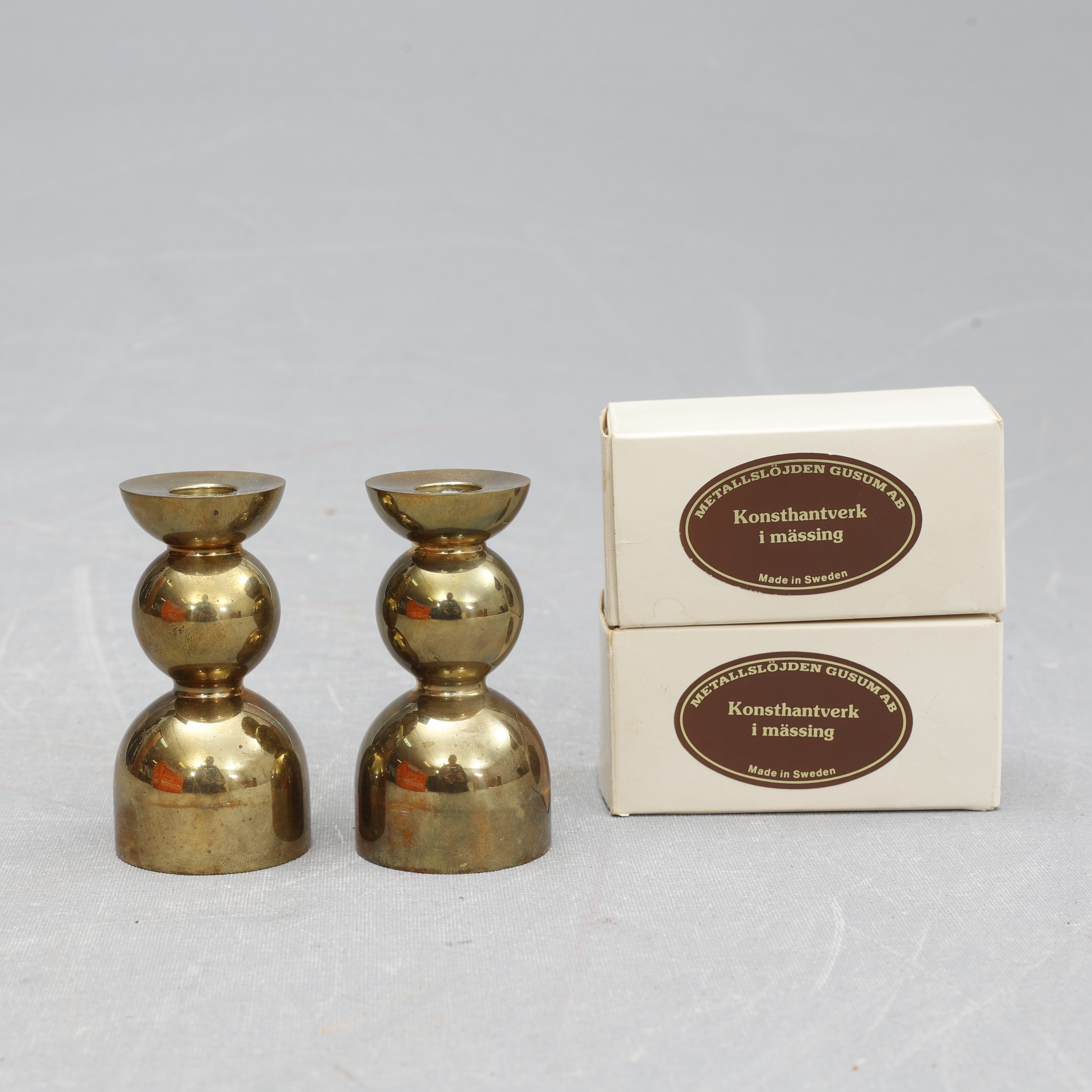 LJUSSTAKAR, ett par, mässing, metallslöjden Gusum.