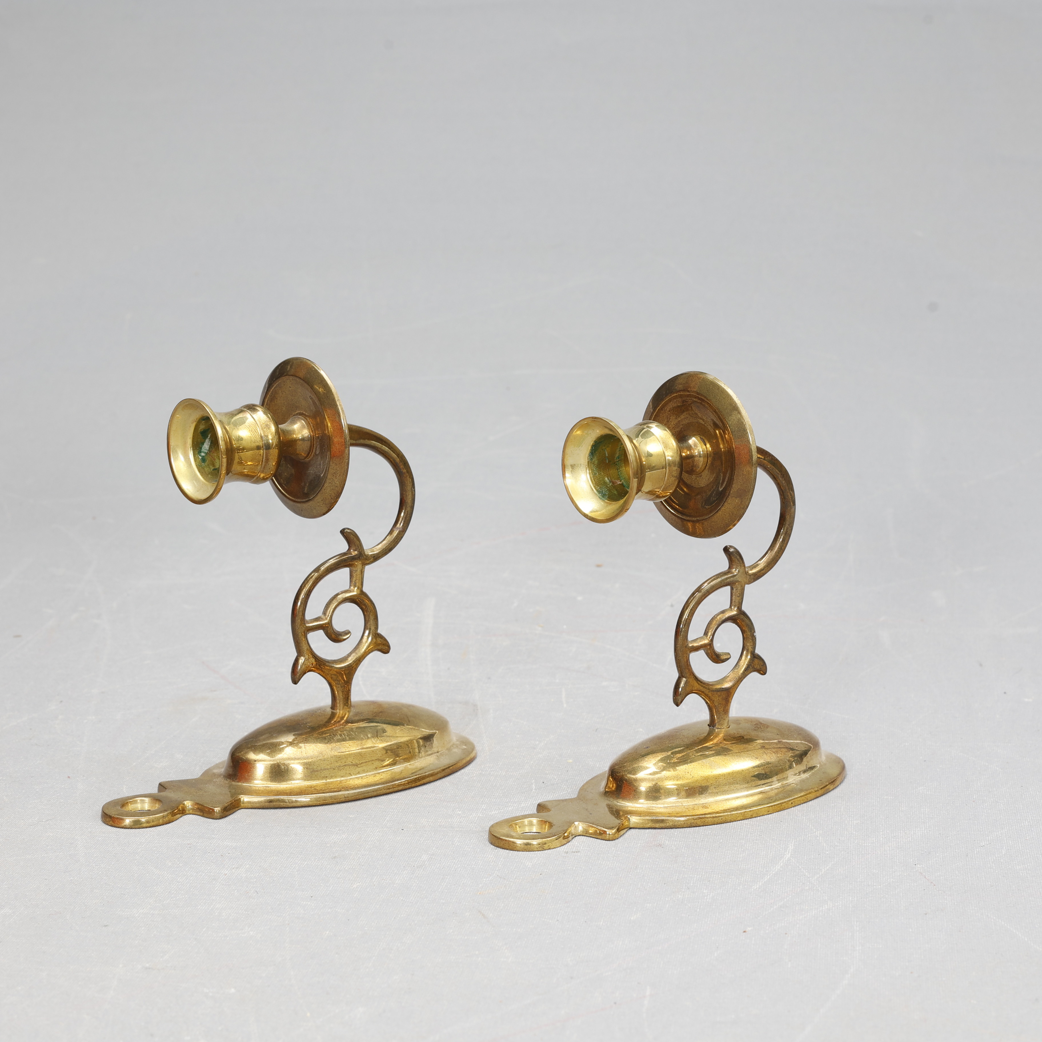 VÄGGLJUSSTAKAR, ett par, mässing.