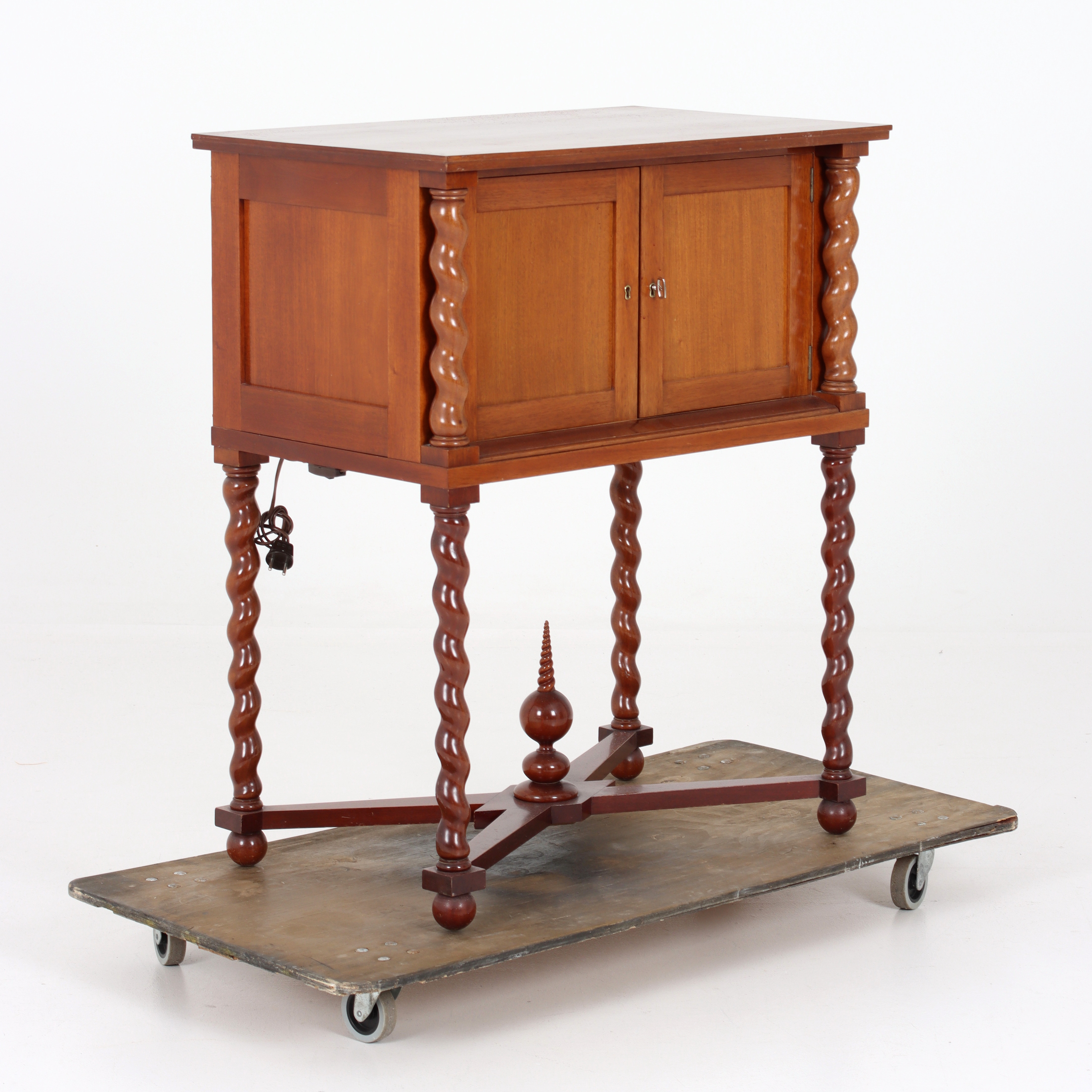 SKÅP, barockstil, mahogny, 1900-tal.