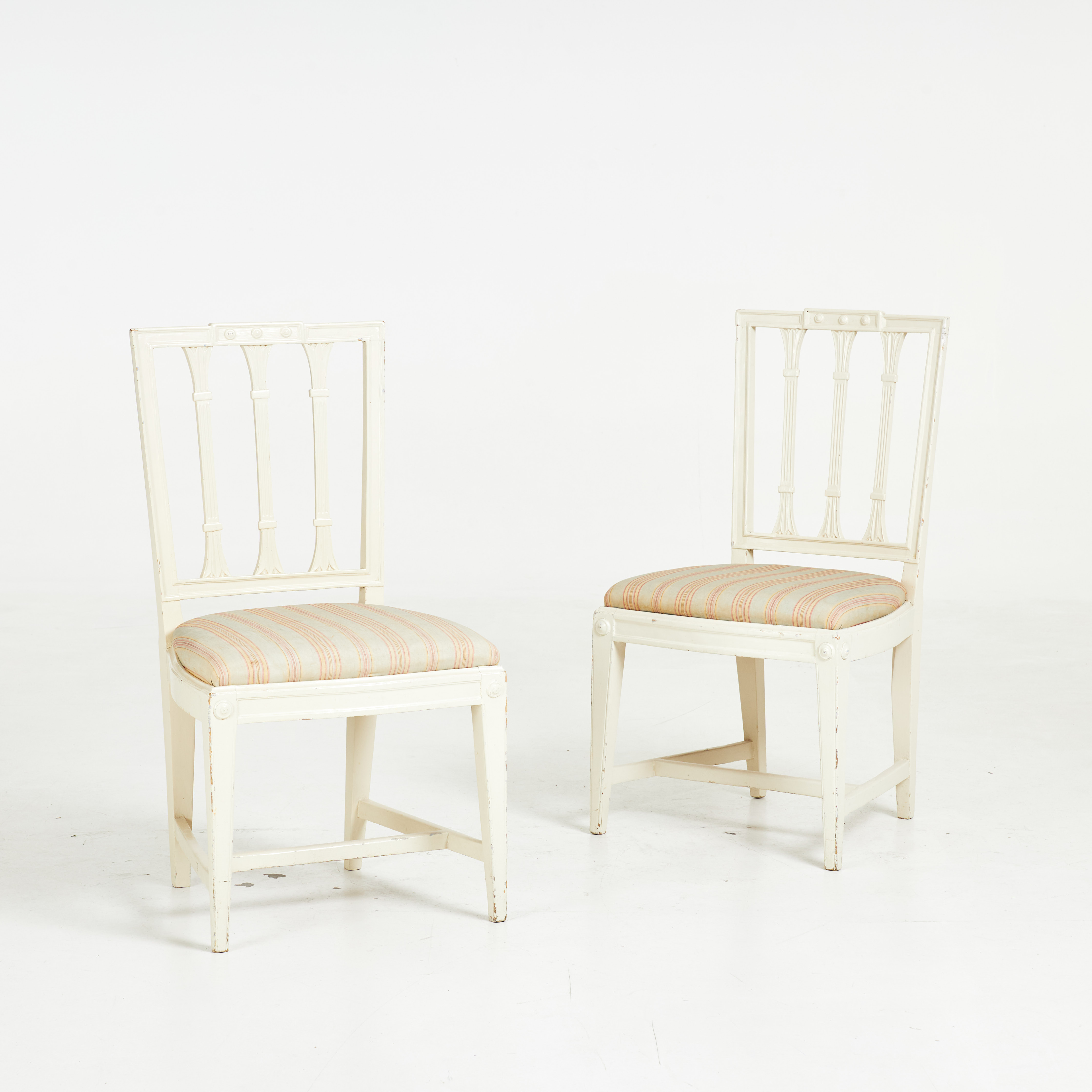 STOLAR, 1 par, sengustavianska, bemålade, skuren dekor, lös sits med textilklädsel, monogramsignerade Carl Johan Waldenström, 1700-tal.