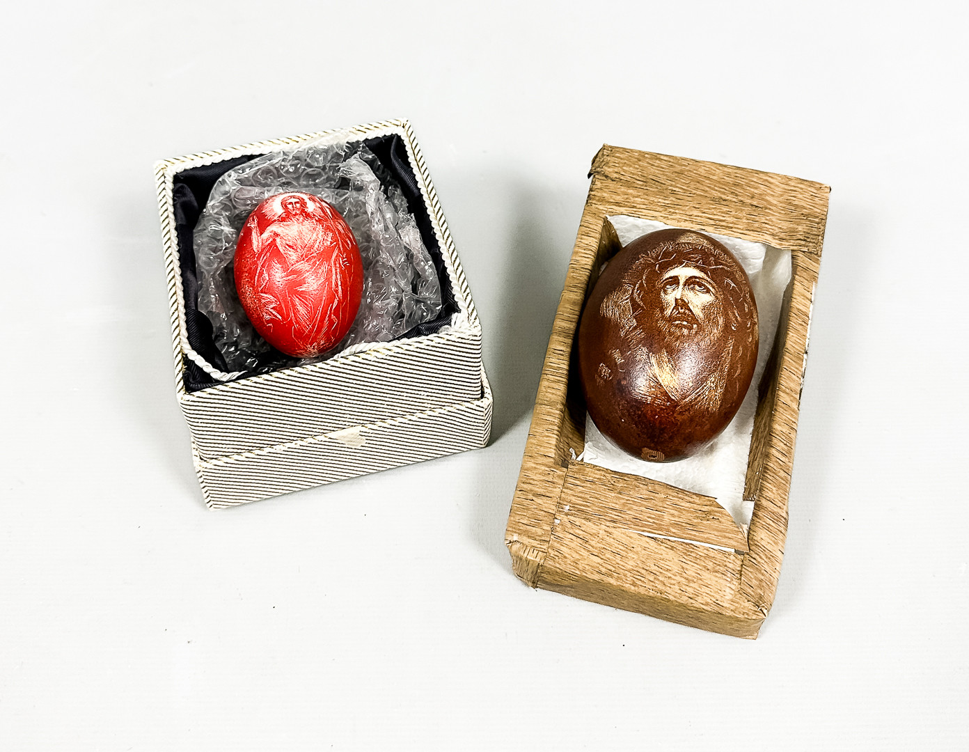 DEKORATIONSÄGG, 2 st, Religiösa motiv, Trä och Plast, 1900-tal.