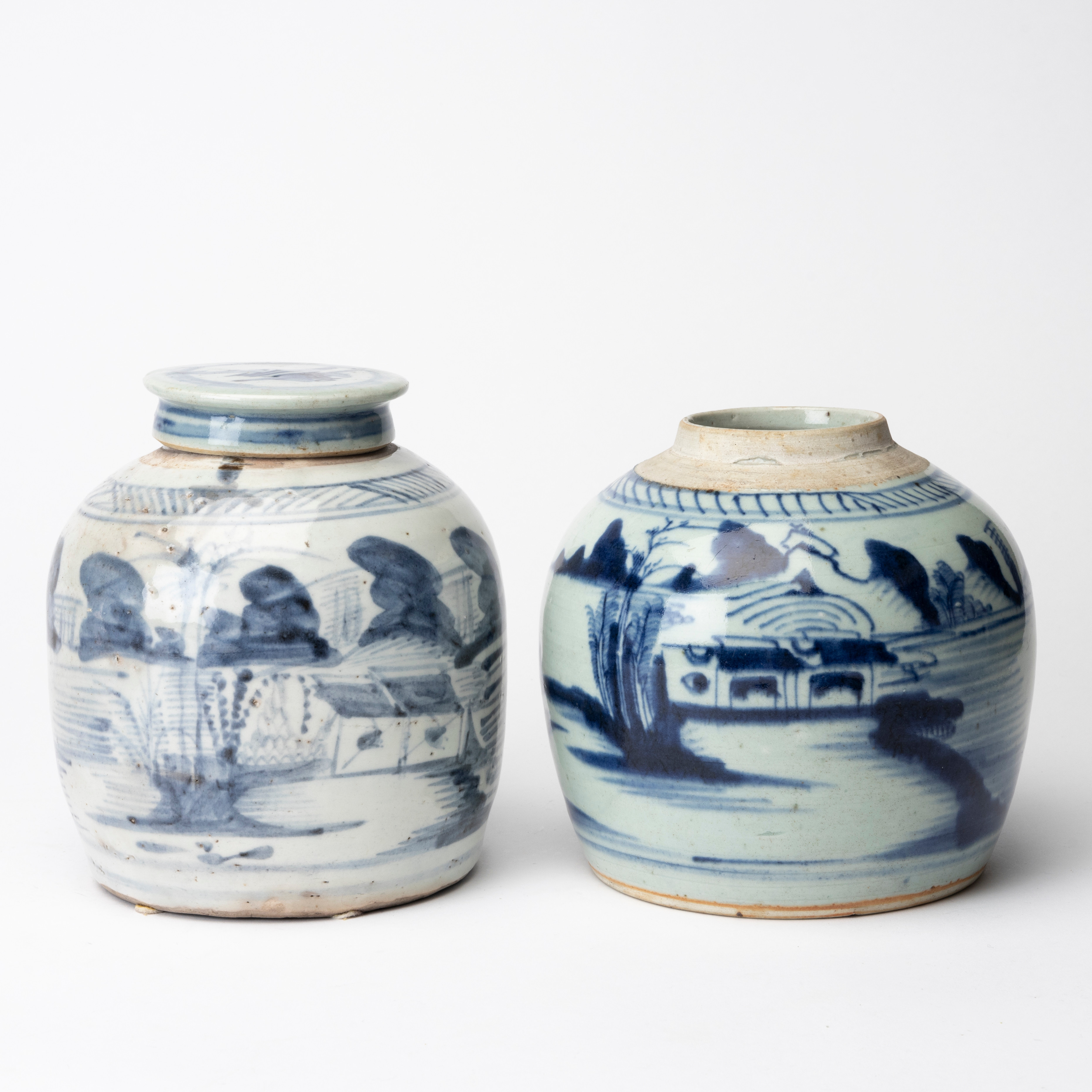 BOJANER, 2 st, varav en med lock, porslin, Kina, Qing 1800-tal.