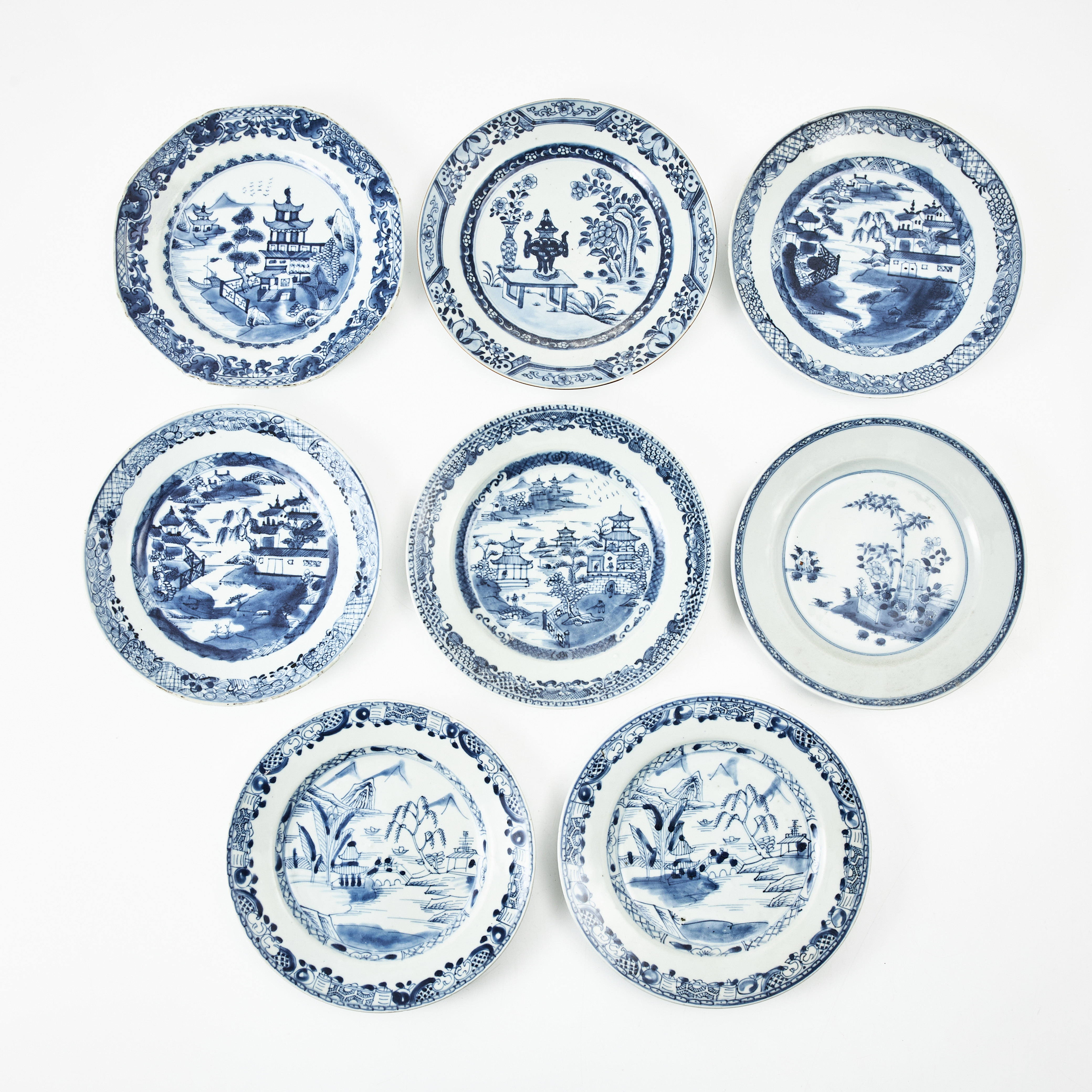 TALLRIKAR, 8 stycken, porslin, Kina Qianlong (1736-1795). Varierande dekor i underglasyrblått.