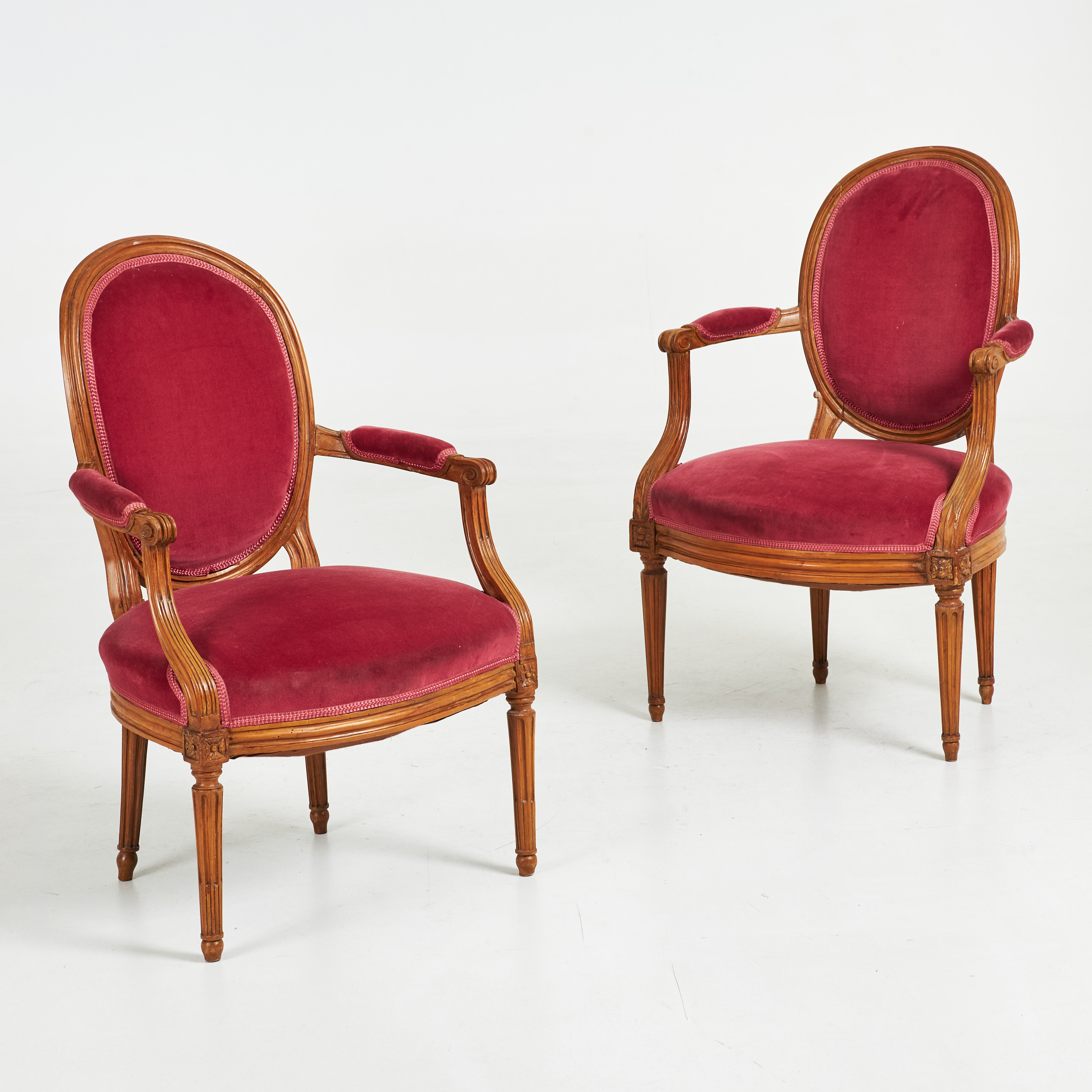 KARMSTOLAR, 1 par, gustavianska, stomme i ek, skuren dekor, klädsel i sammet, med kantband, omkring år 1800.