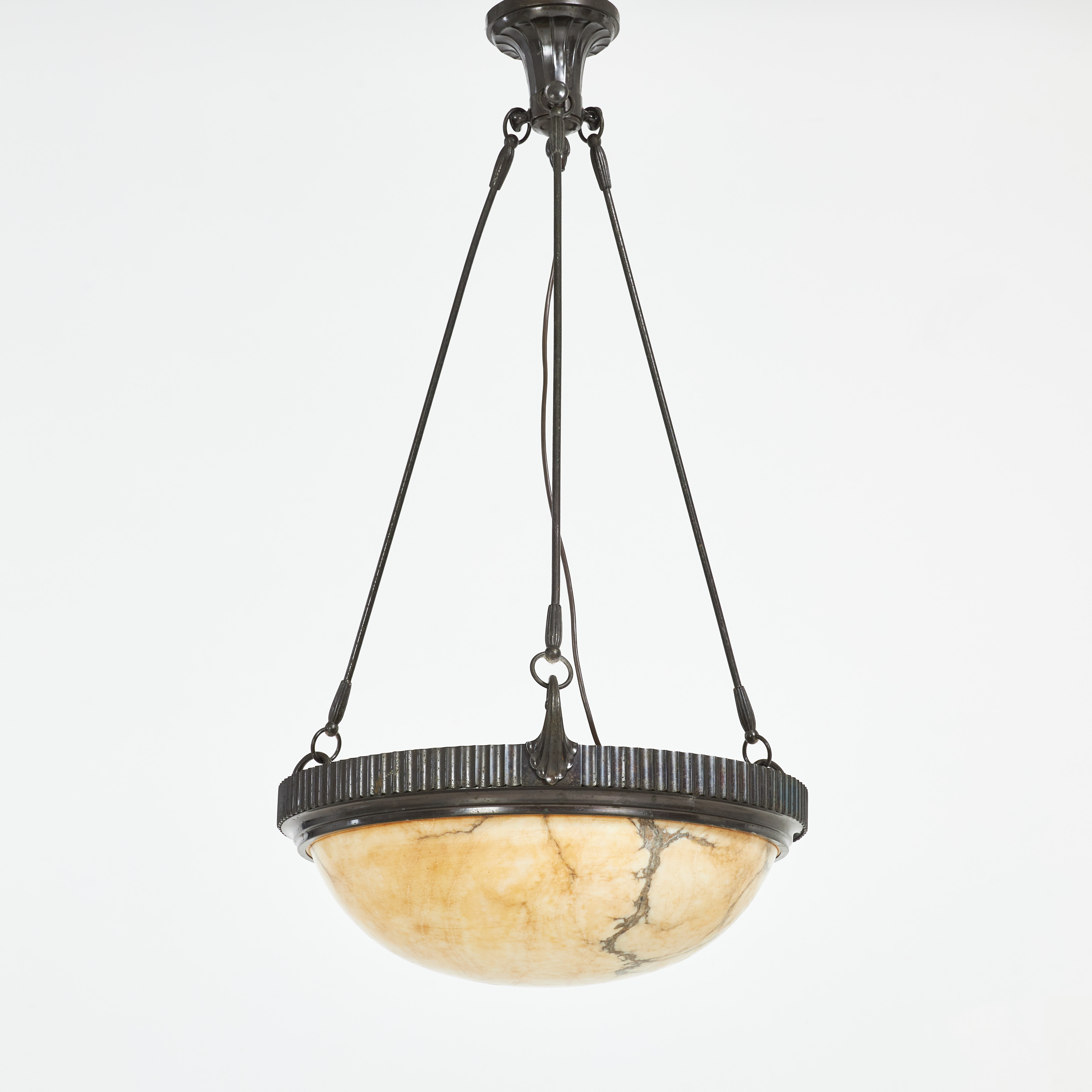 AMPEL. 1900-talets första hälft, alabaster, patinerad stomme i metall, tre ljuspunkter.