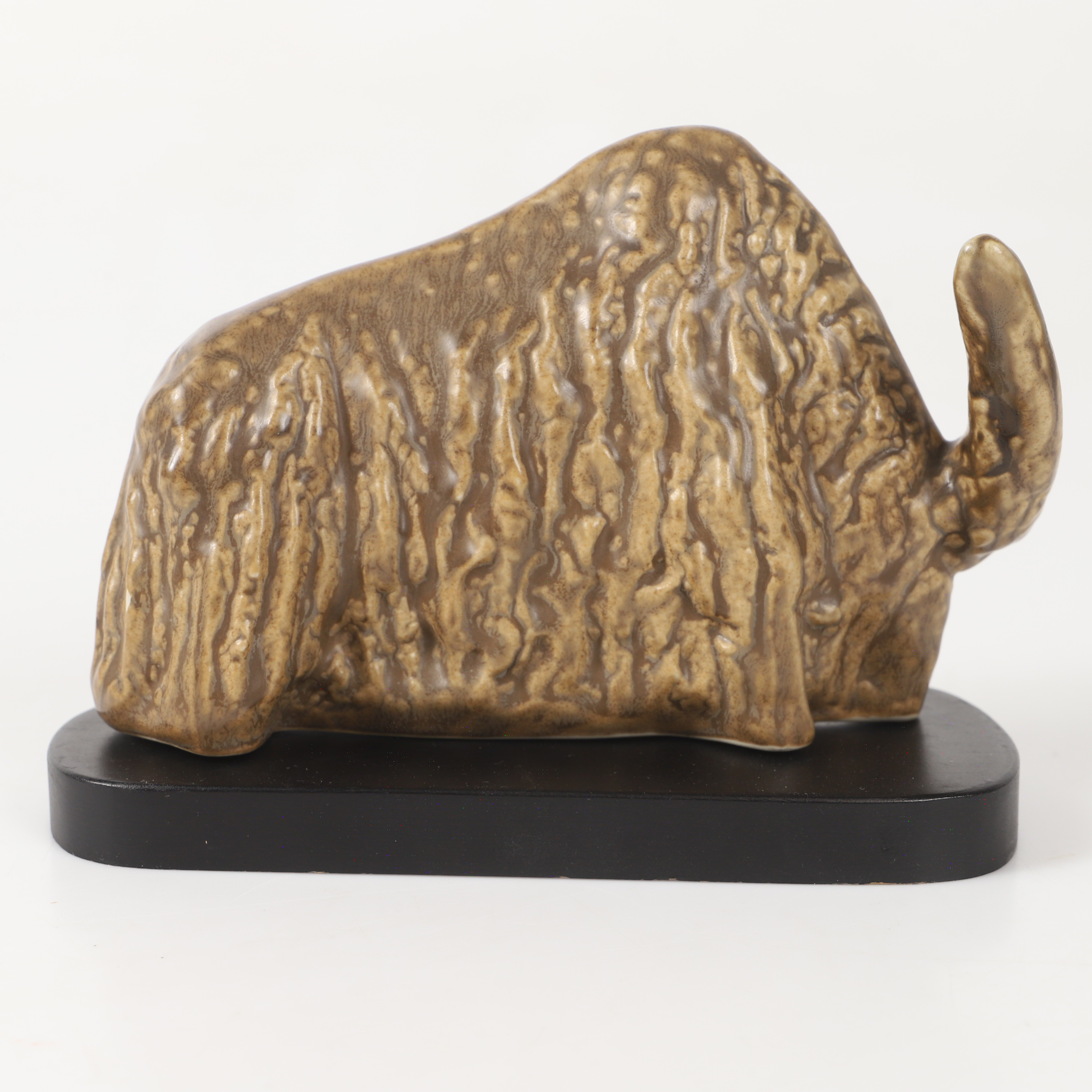 LILLEMOR MANNERHEIM. Figurin, glaserad keramik på träsockel, Upsala-Ekeby/Gefle.