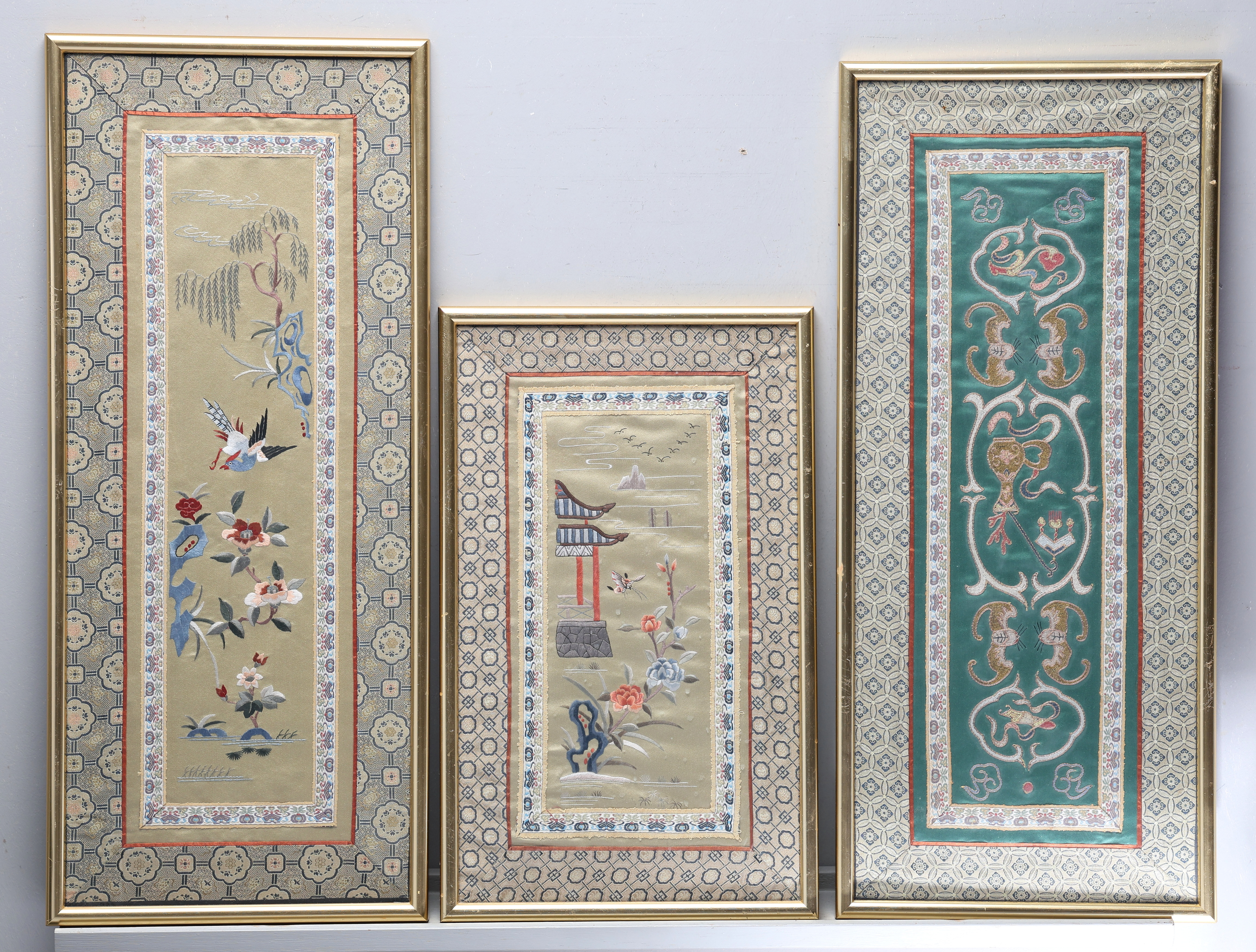 SIDENBRODERIER. 3 st, Kina, tidigare delen av 1900-tal, ramade med glas.