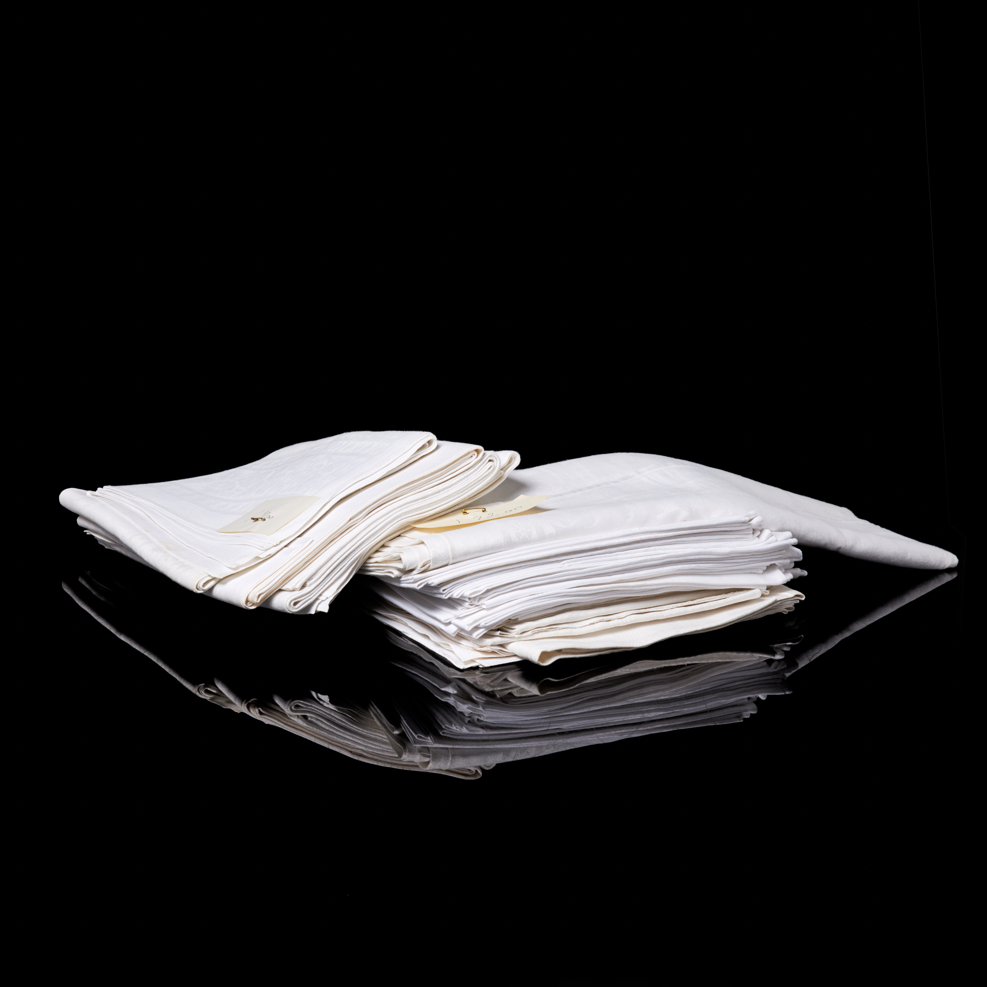 BORDSDUKAR & SERVETTER, 33+5 dlr, linnedamast, blandade mönster, med monogram.