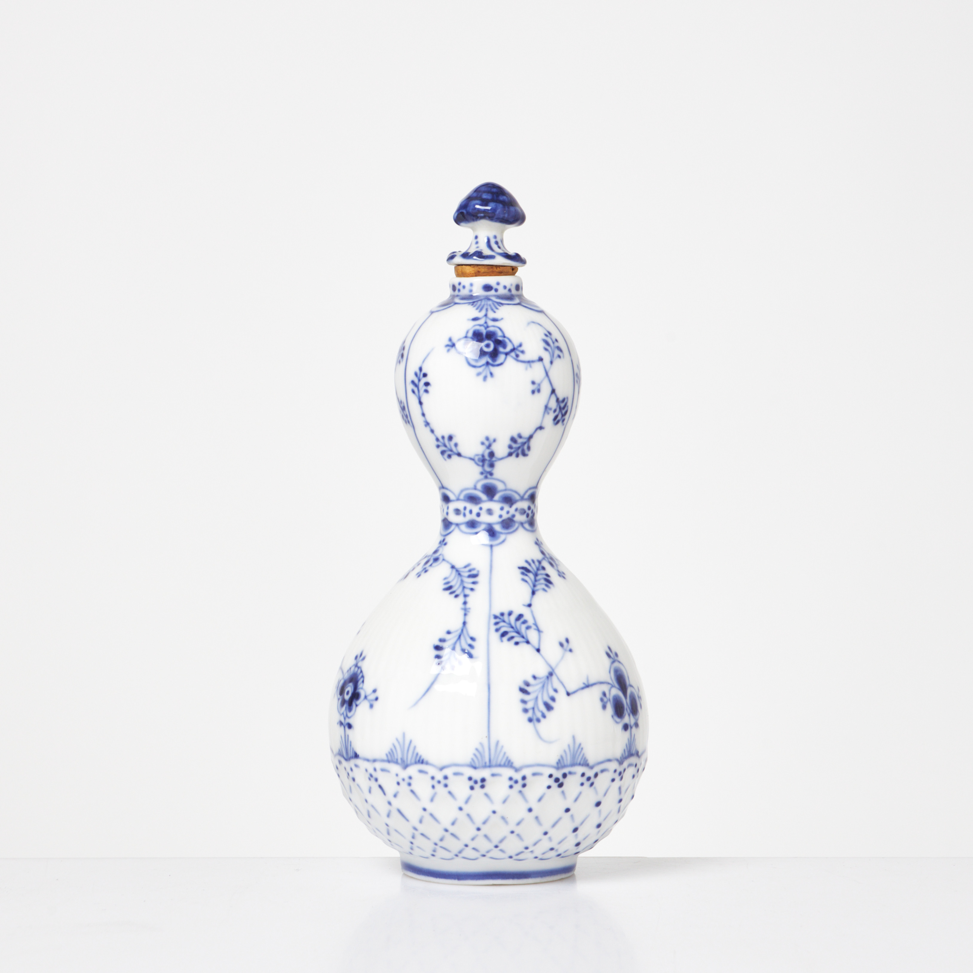 ROYAL COPENHAGEN, flakong med propp, numrerad 1/121, musselmalet.