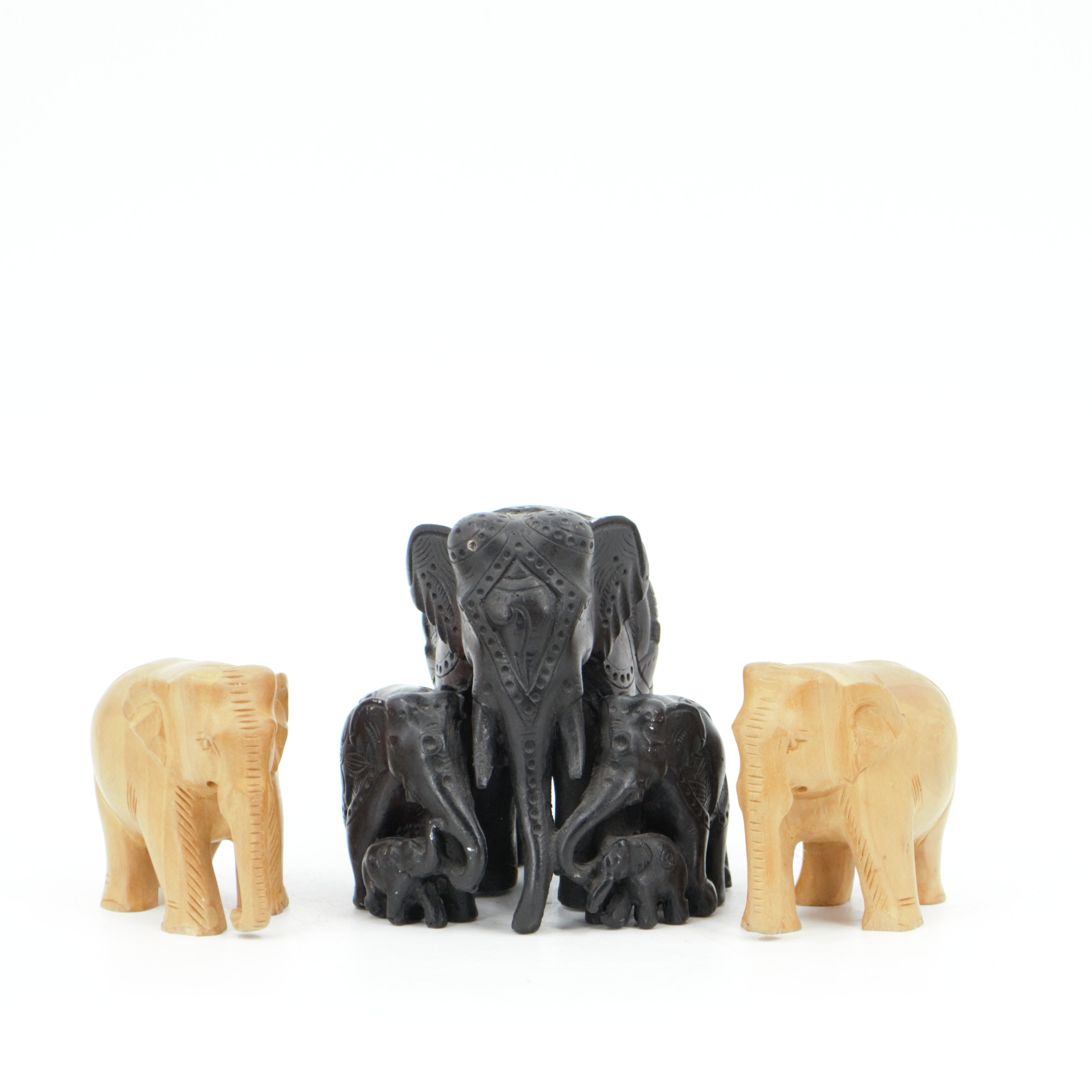 FIGURINER, 3 delar, snidat trä i form av elefanter, Indien.