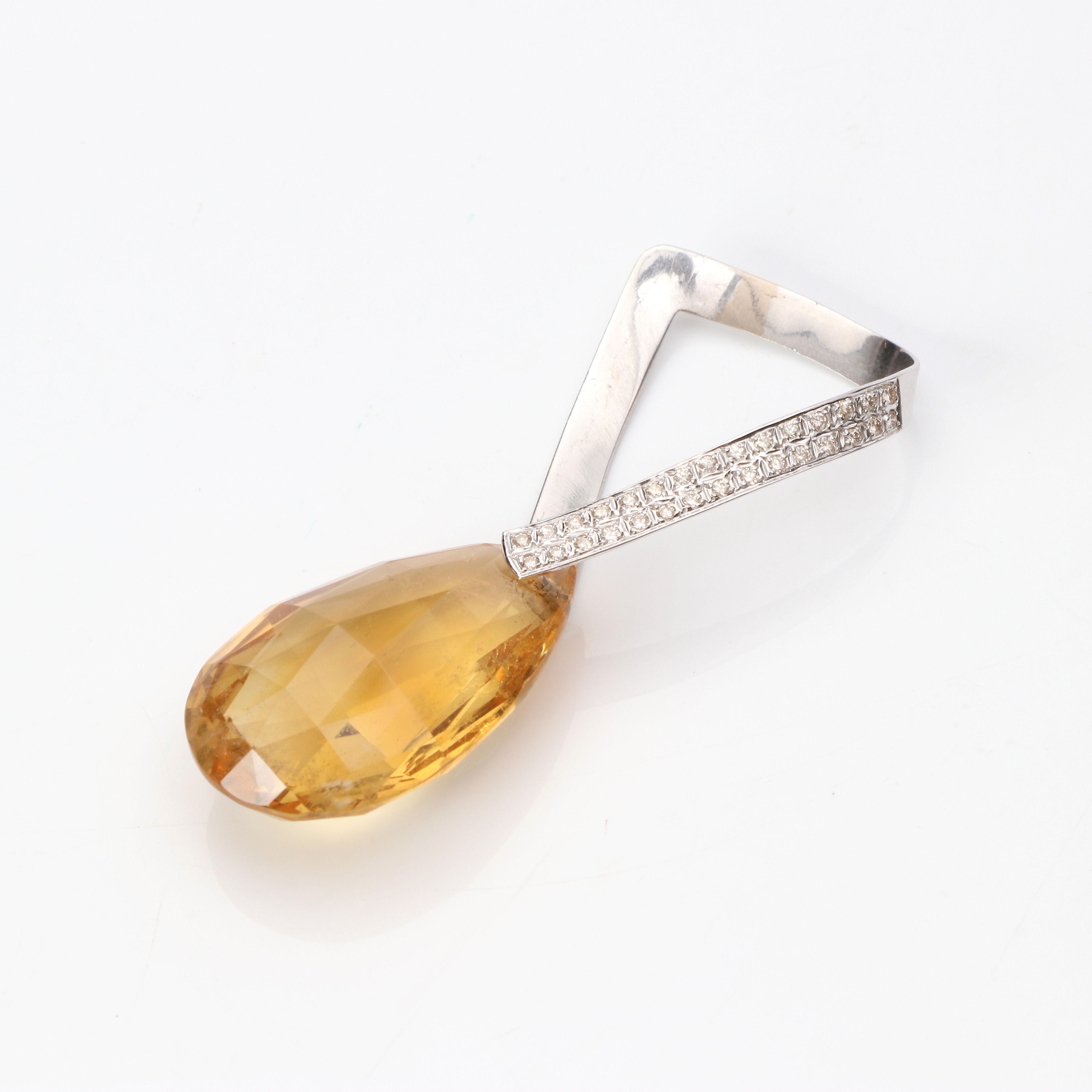 HÄNGE. Rodinerad metall med en brioletteslipad citrin och små diamanter totalt ca 0,50 ct.