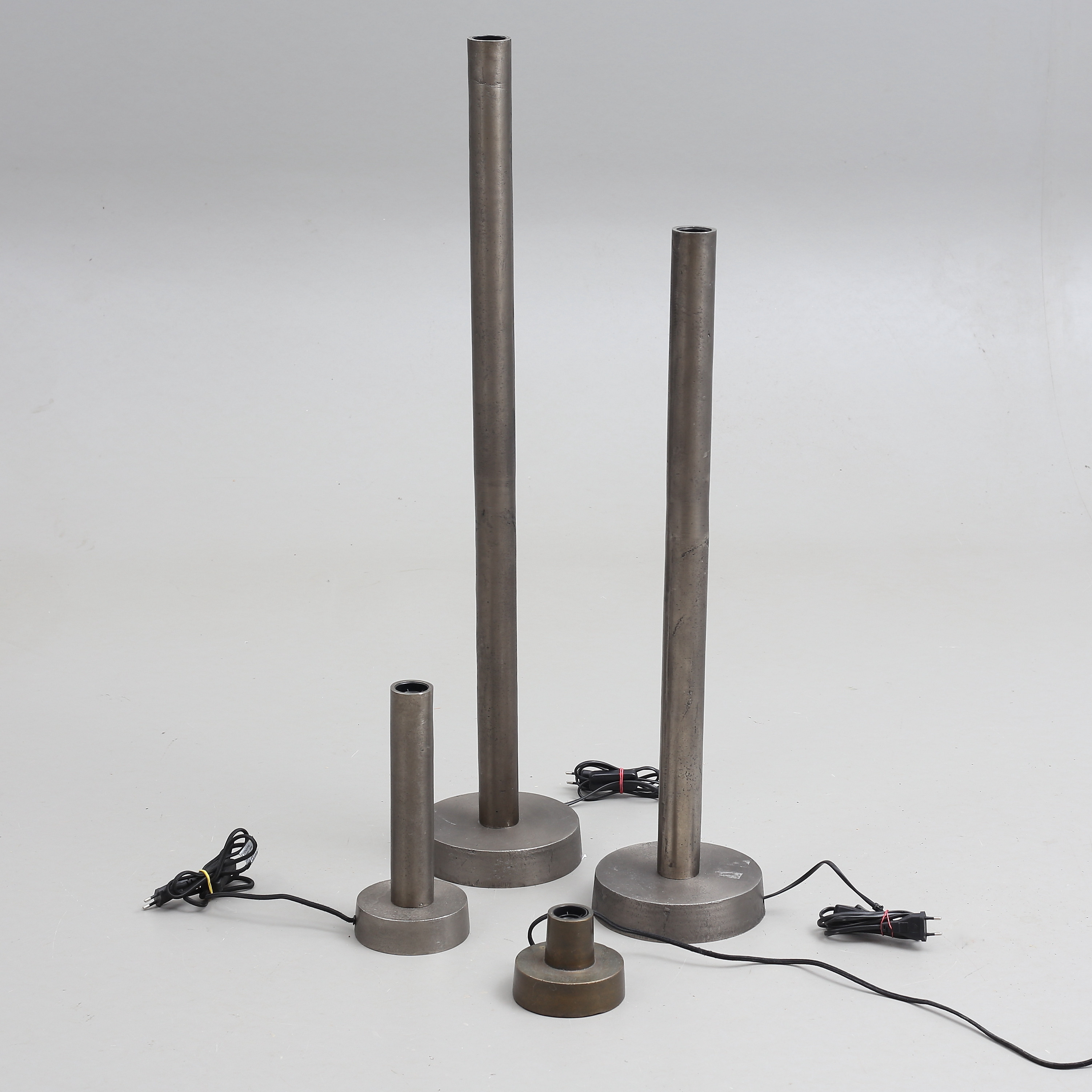 GOLVLAMPOR/BORDSLAMPOR, 4 st, patinerad metall, PR Home, samtida.