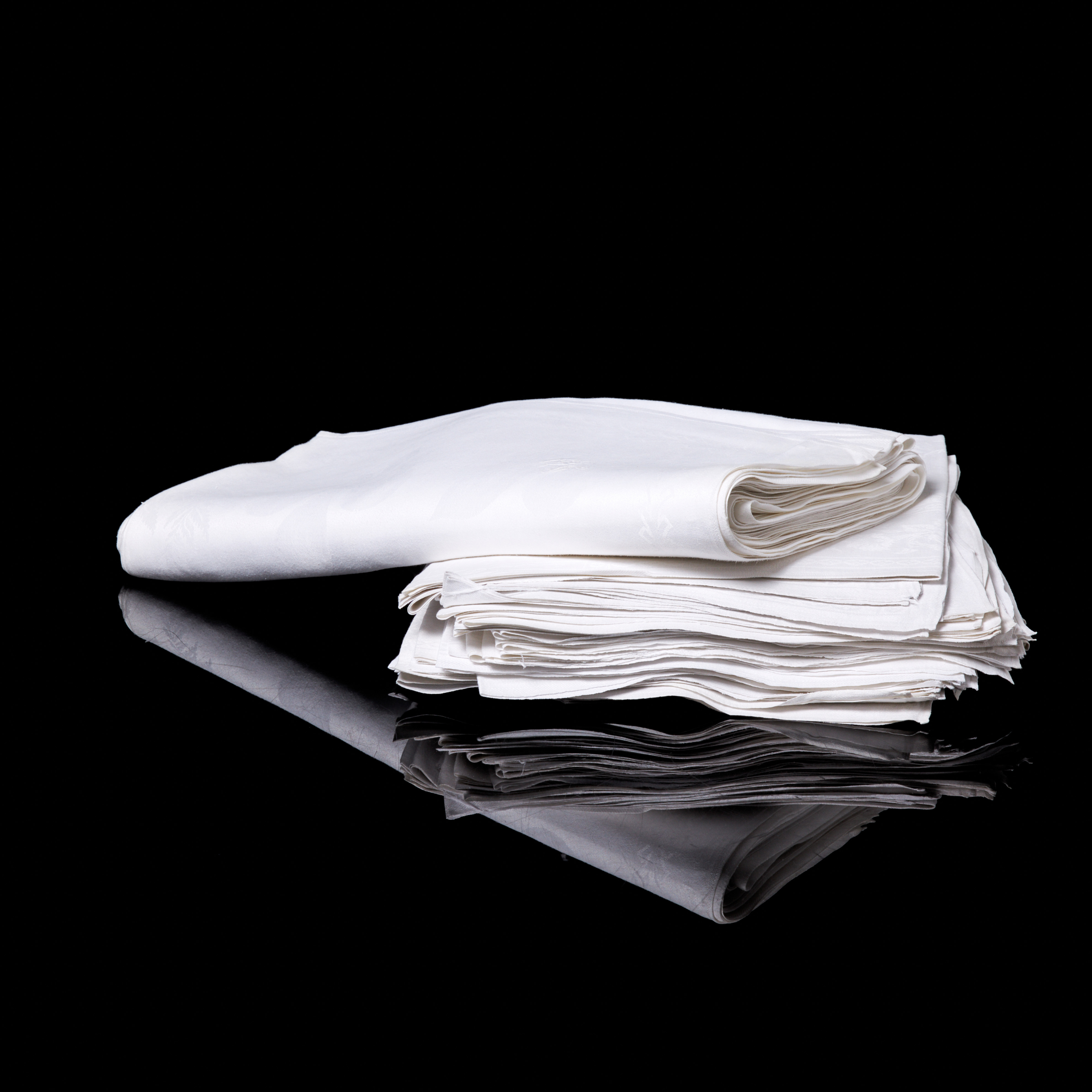 BORDSDUK & SERVETTER, 1+39 dlr, linnedamast, blandade mönster, monogrambrodyr, 1900-tal.