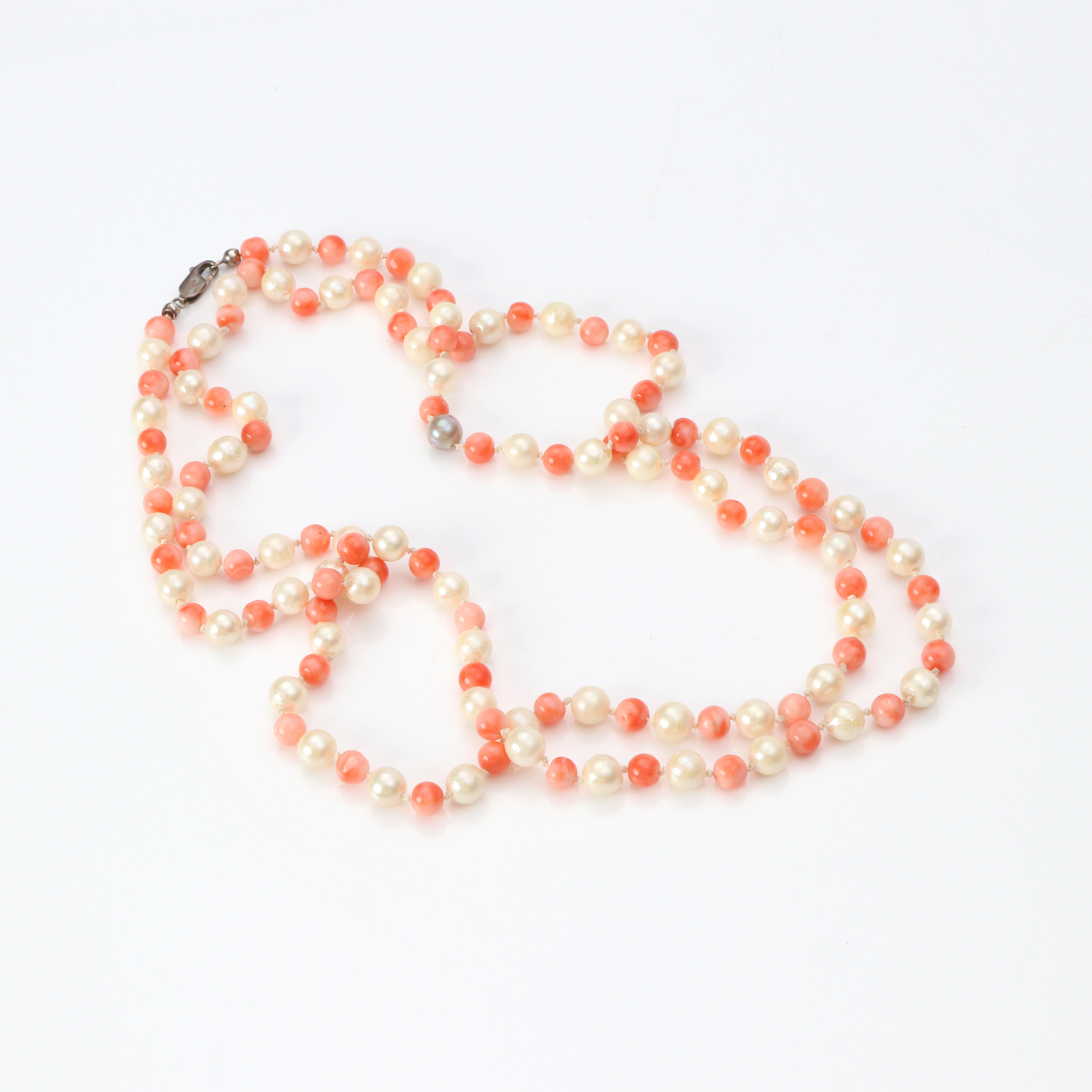 LÅNG COLLIER. Odlade pärlor och kulor av ädelkorall, lås i sterlingsilver.