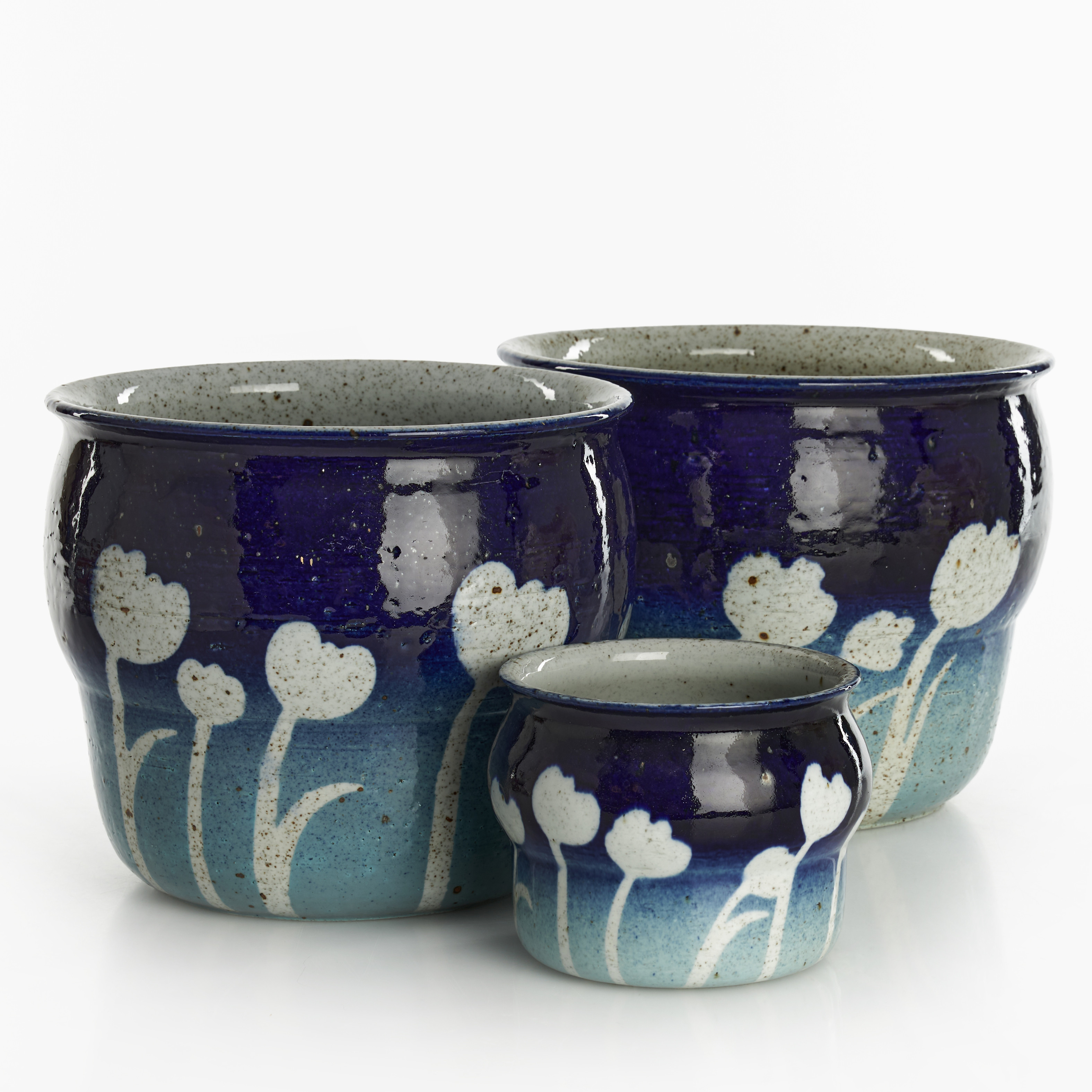 JACKIE LYND. Ytterfoder, 3 st, Rörstrand, 1900-talets andra hälft, glaserat stengods med dekor av blommor mot blå fond.