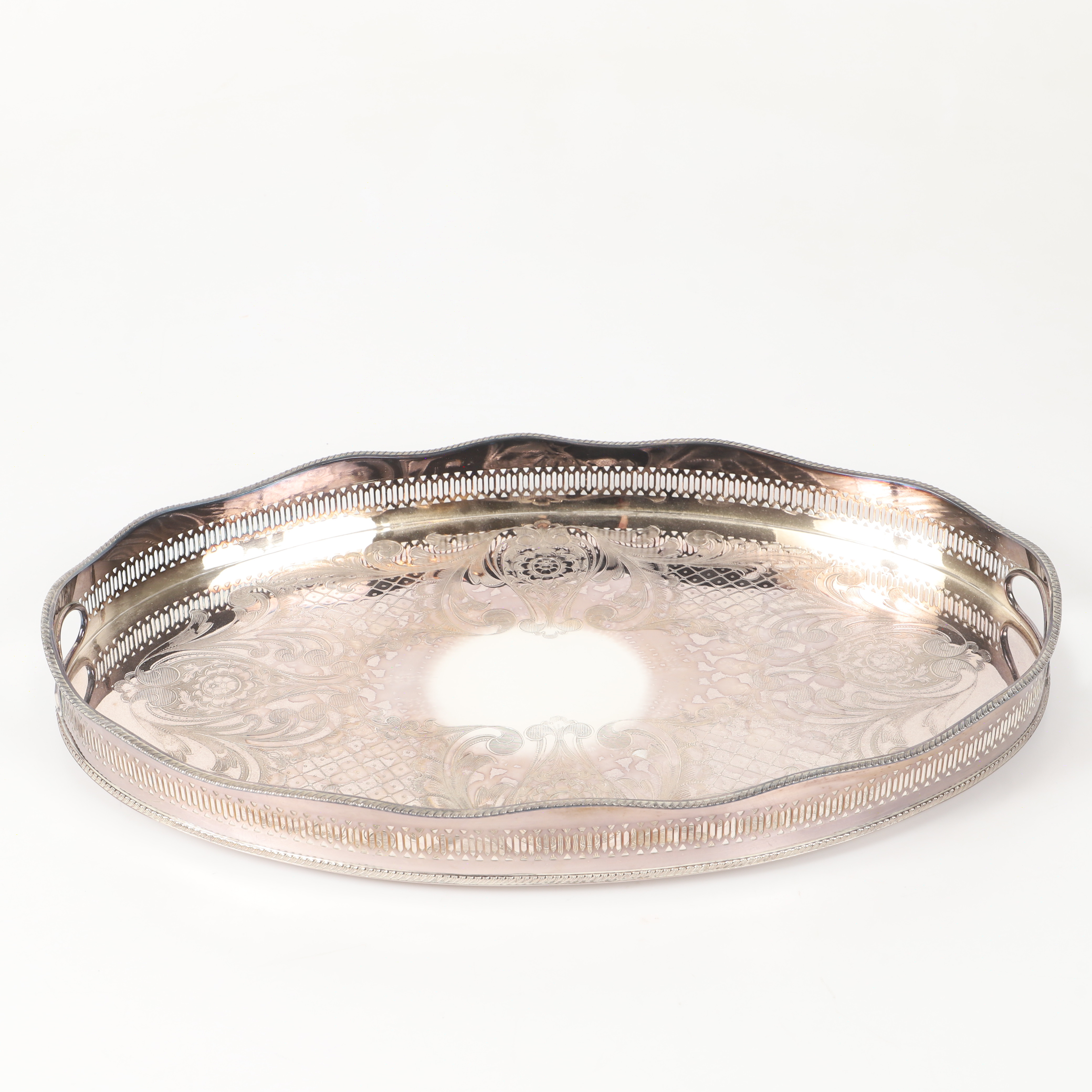 BRICKA, nysilver med genombruten kant och kulfötter, JLH, England.