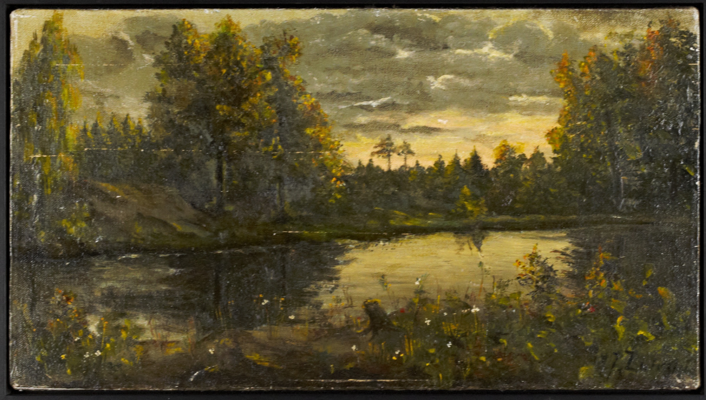 OIDENTIFIERAD KONSTNÄR. Olja på duk, skogssjö i skymning, otydlig signatur.