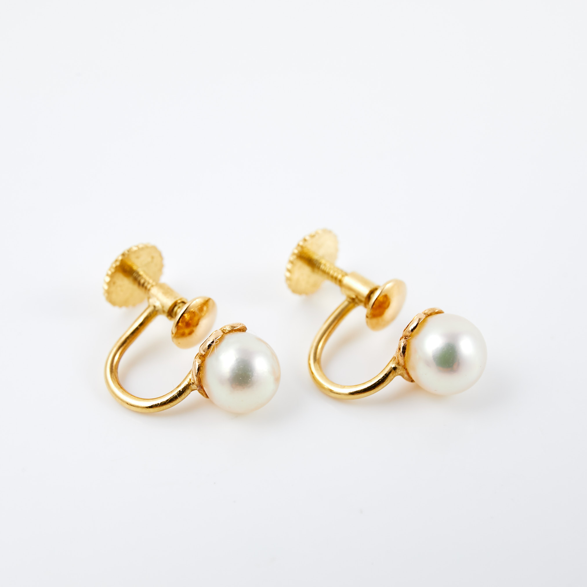 ÖRHÄNGEN. 1 par, 18 k guld, odlad saltvattenspärla, ca 5,4 mm, K.Torndals Juvelerare Ab, Stockholm, 1961, med skruvmekanism.