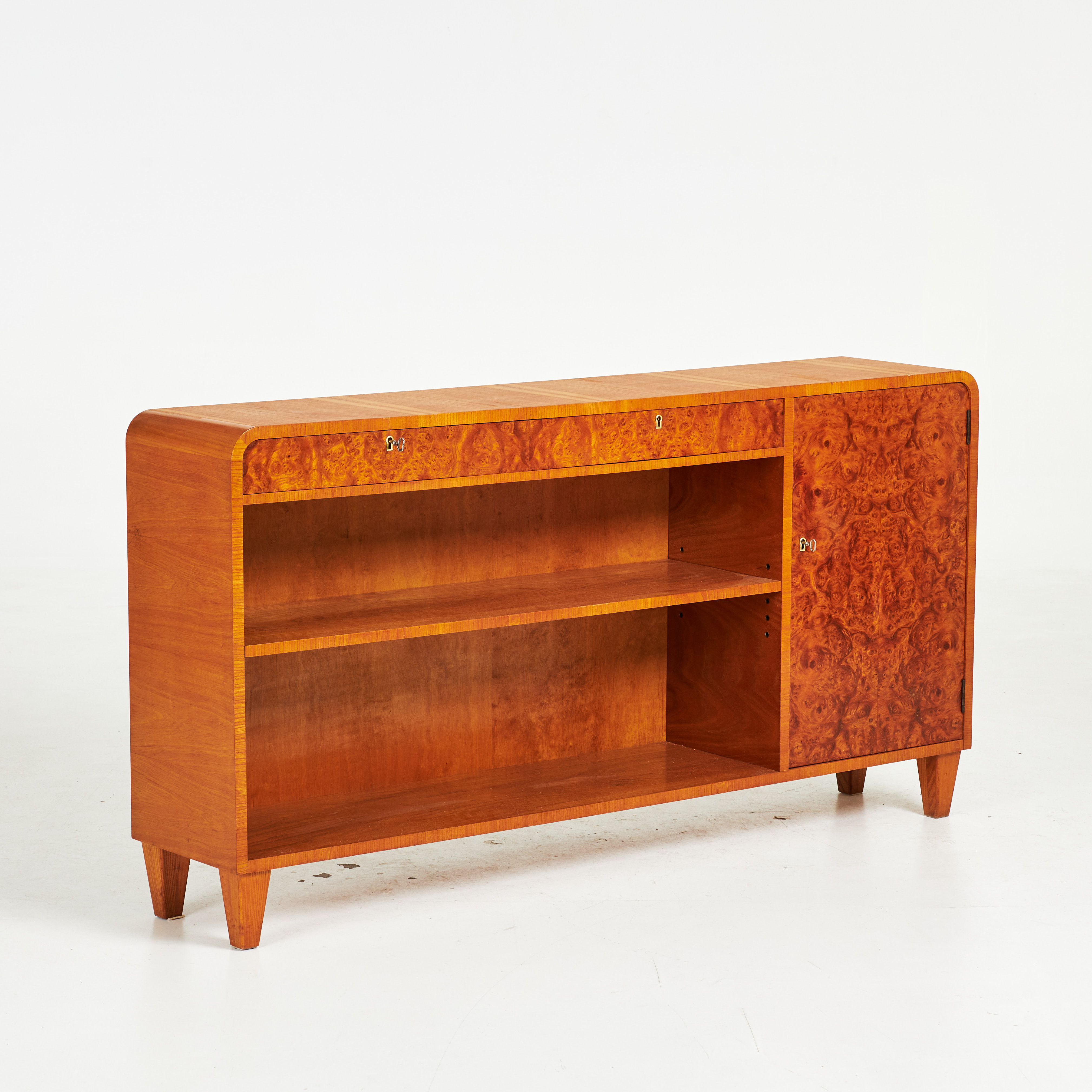 BOKYLLA. 1900-talets mitt, ask samt rotfanér.