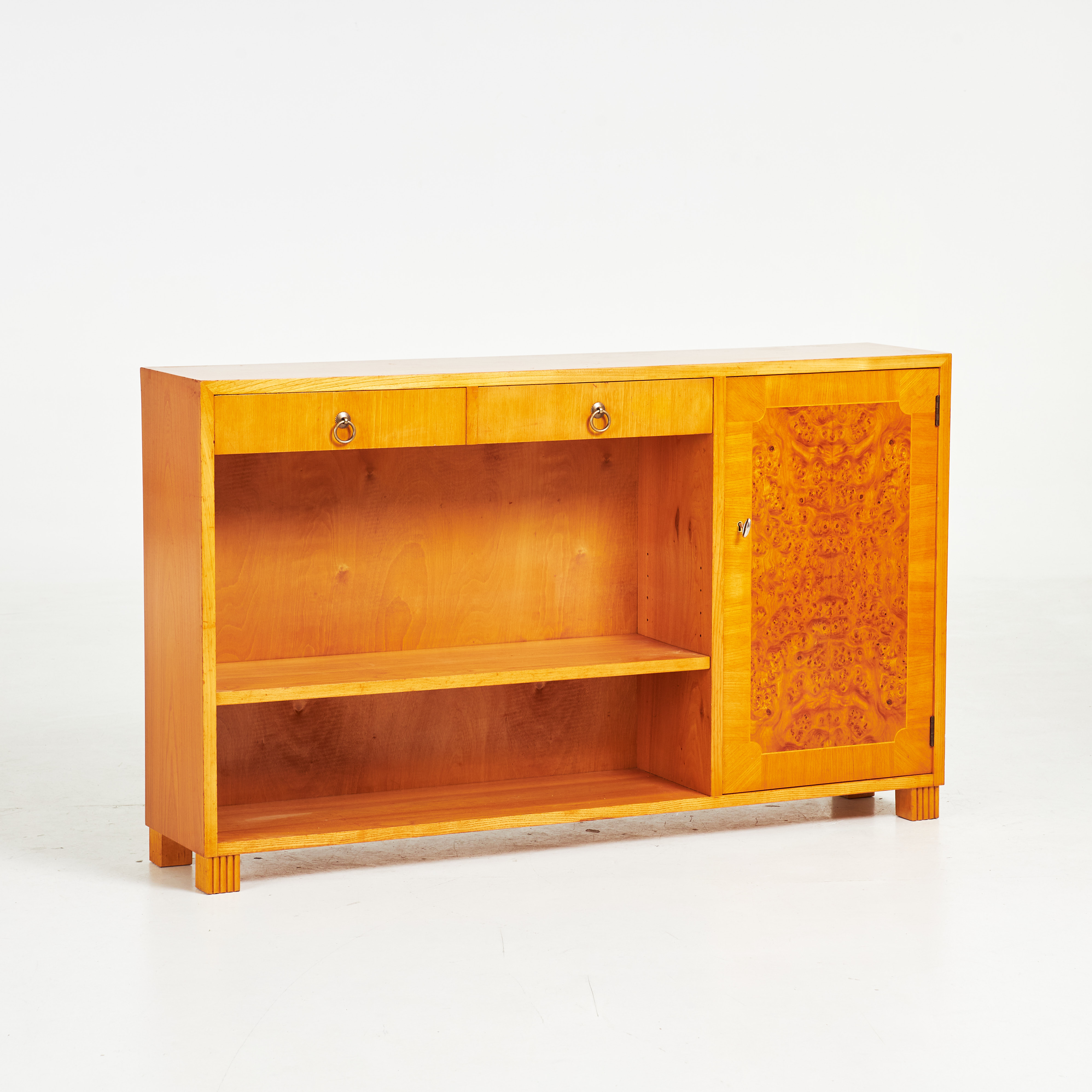 BOKYLLA. 1930/40-tal, ask samt rotfanér, mässingsbeslag.