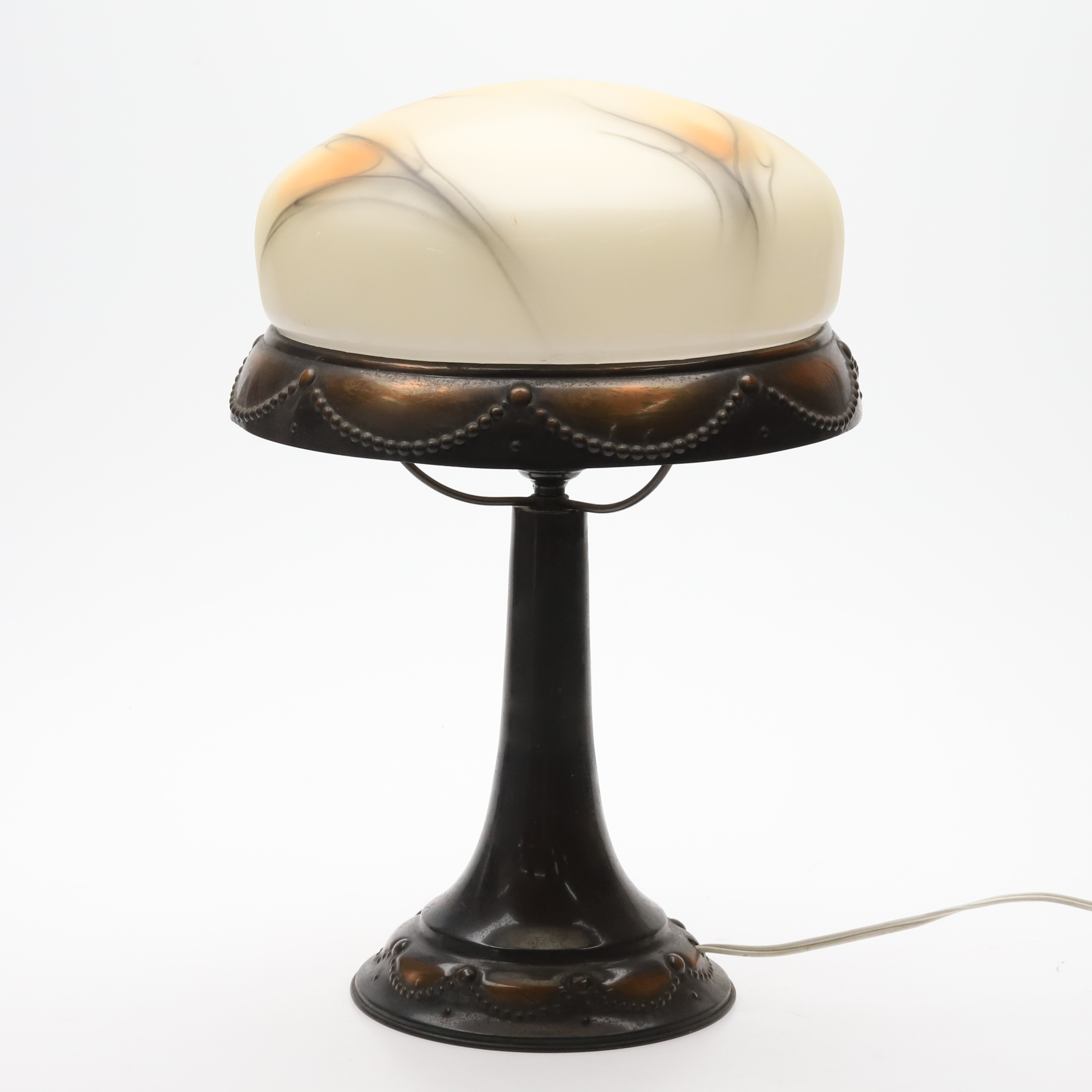 BORDSLAMPA. Koppar med glaskupa, s.k. Strindbergsmodell. 1900-tal.