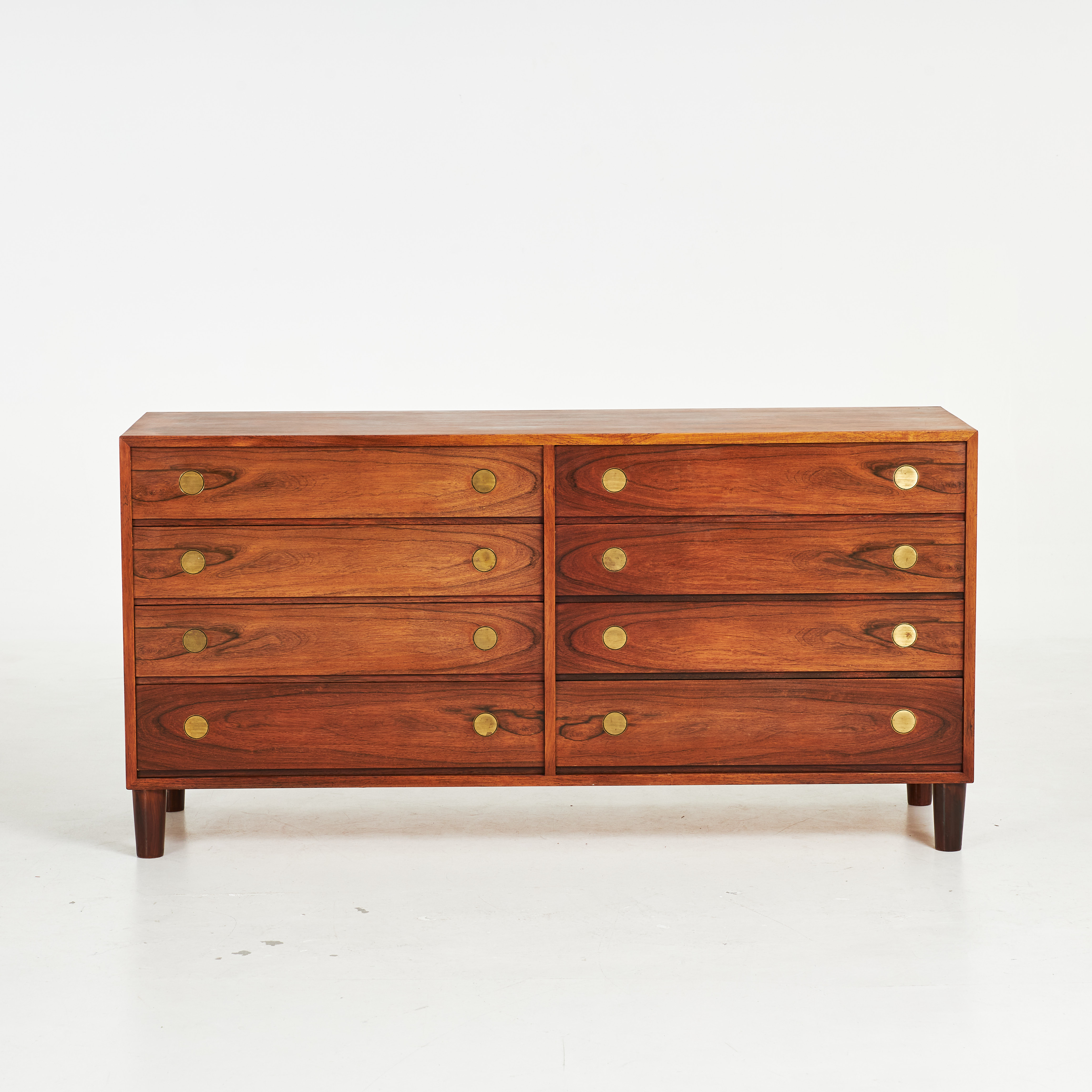 BYRÅ, Dyrlund Smith, Danmark, 1900-talets mitt, fanerad med riopalisander, mässingsbeslag, ettikettmärkt.