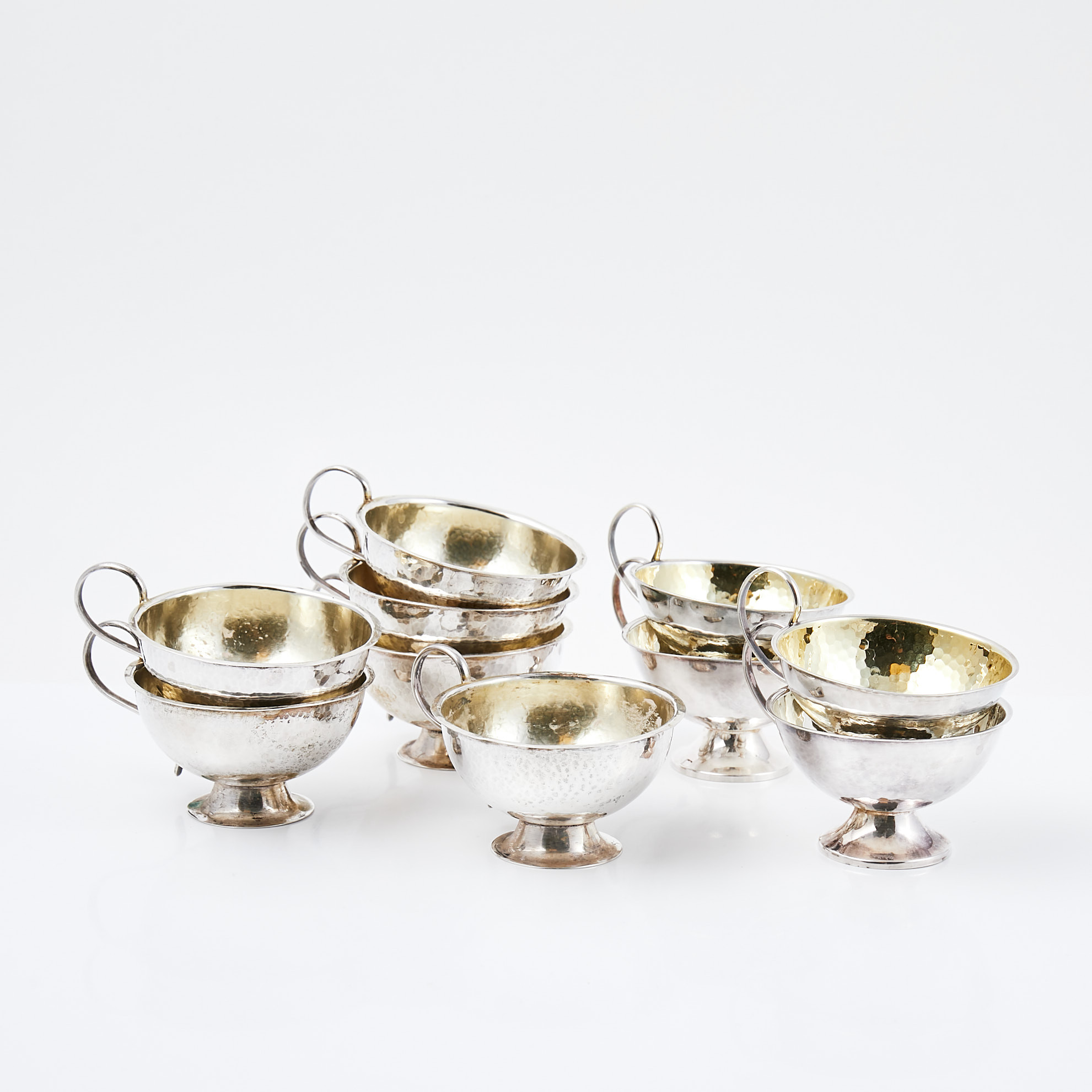 PUNSCHKOPPAR, 4+6 st, silver, snarlika, hamrad dekor, delvis invändigt förgyllda, olika tillverkare, bl.a. Svedboms Guldsmeds Ab Hov, Vetlanda 1951.