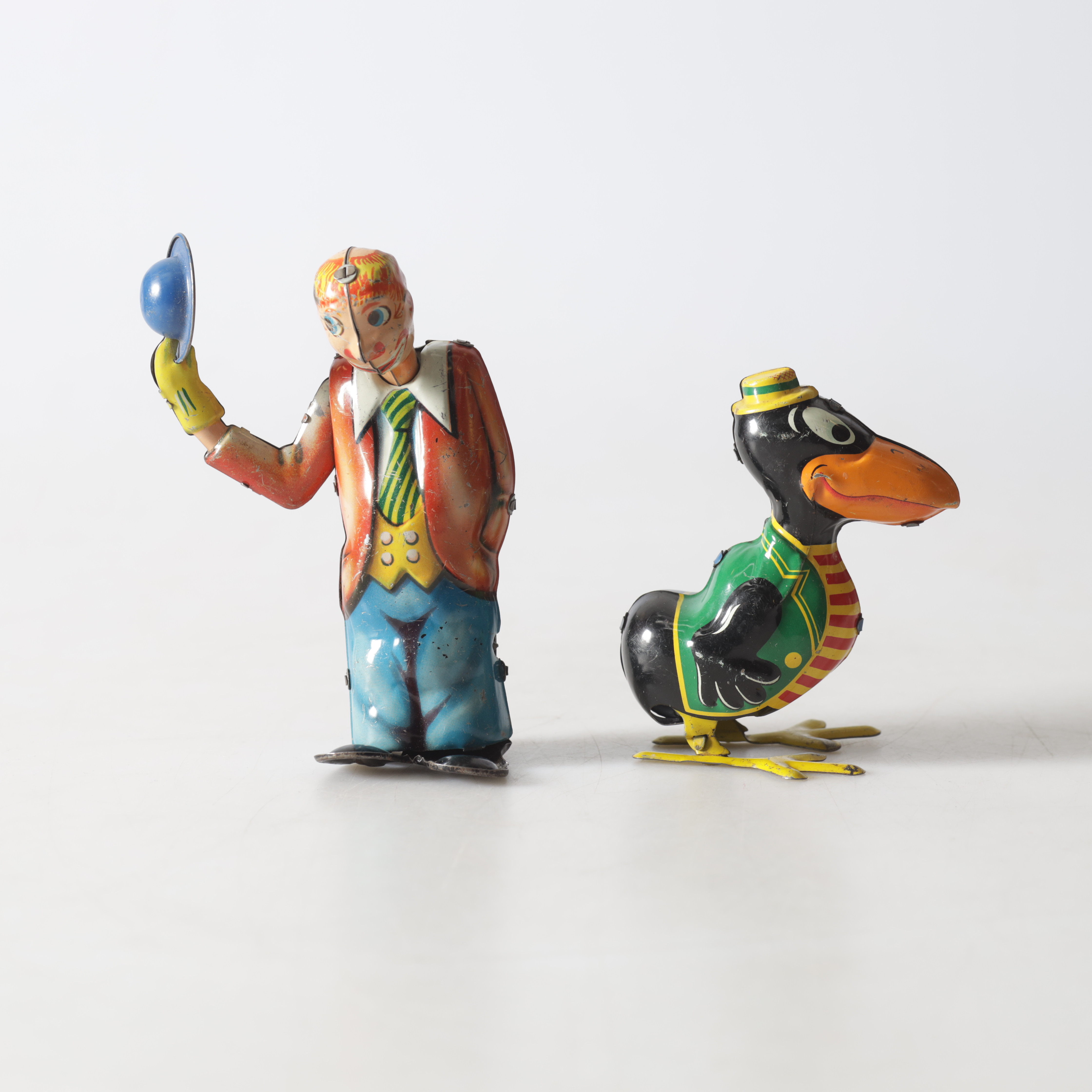 PLÅTLEKSAKER, 2 st. Delvis Japan, 1900-tal.