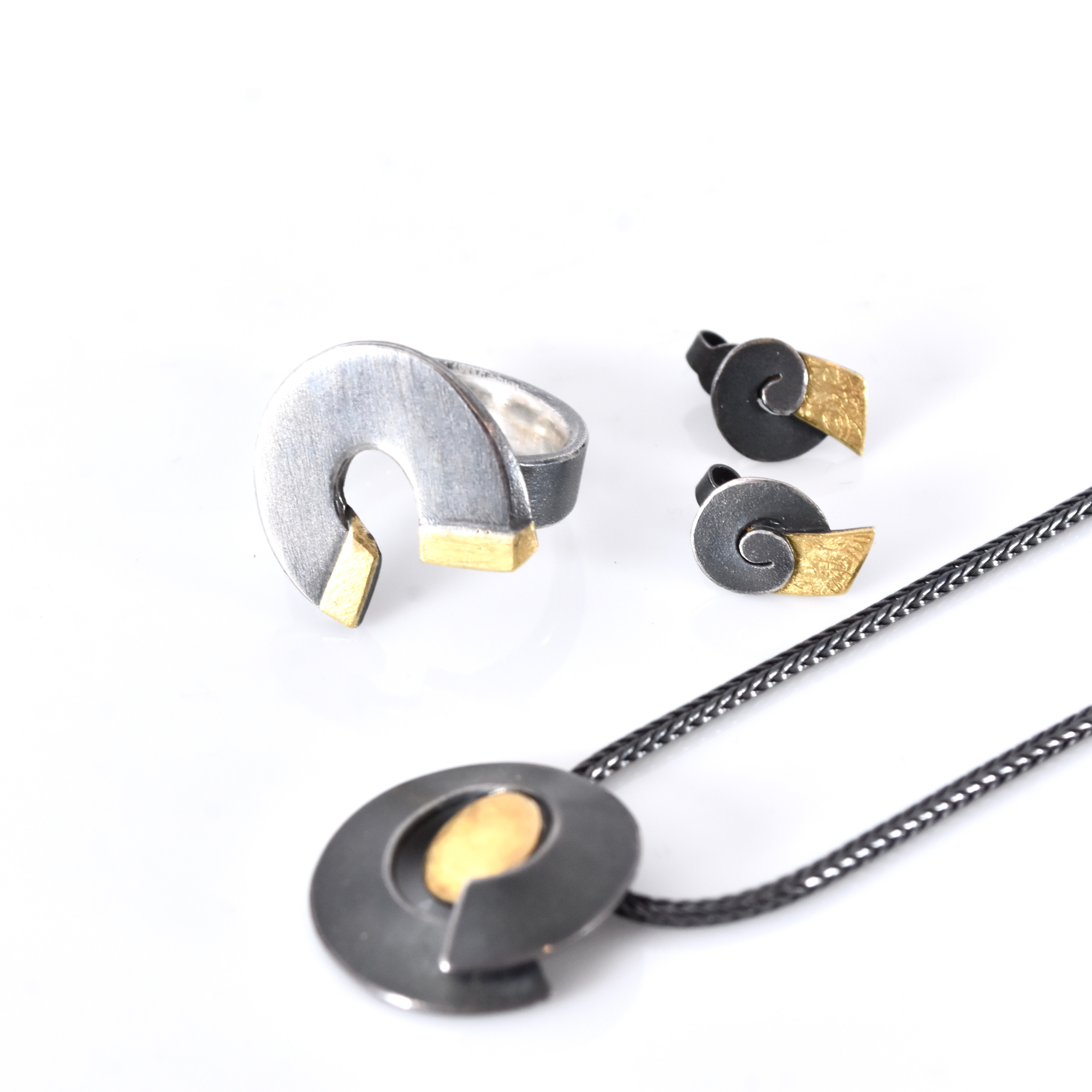 AKSEL HOLMSEN. smyckeset, 4 delar, niellerat och delvis förgyllt silver.