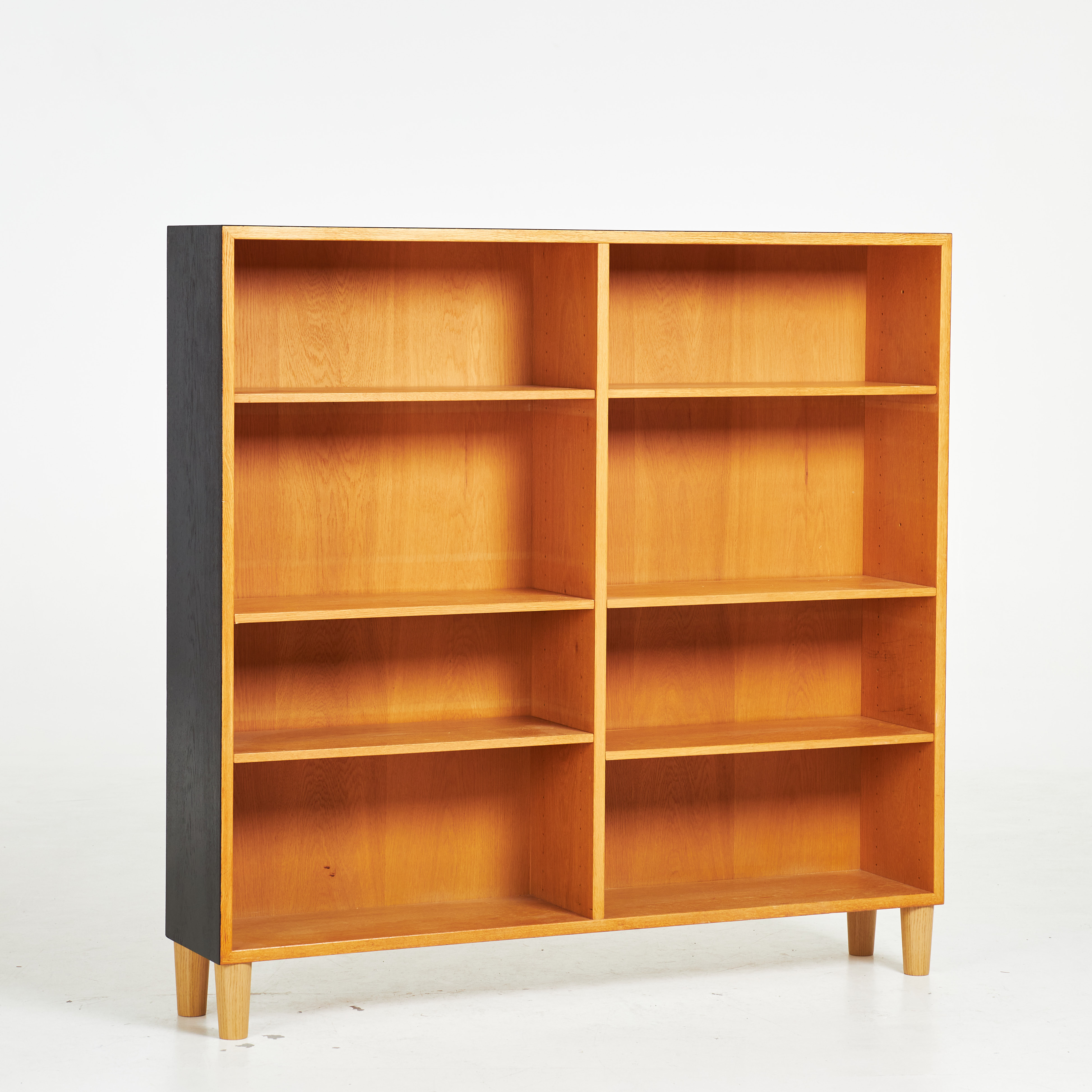 BØRGE MOGENSEN. Bokhylla, "Öresund", ek, Karl Andersson & Söner, 1900-talets andra hälft, brännmärkt, svärtade sidor.