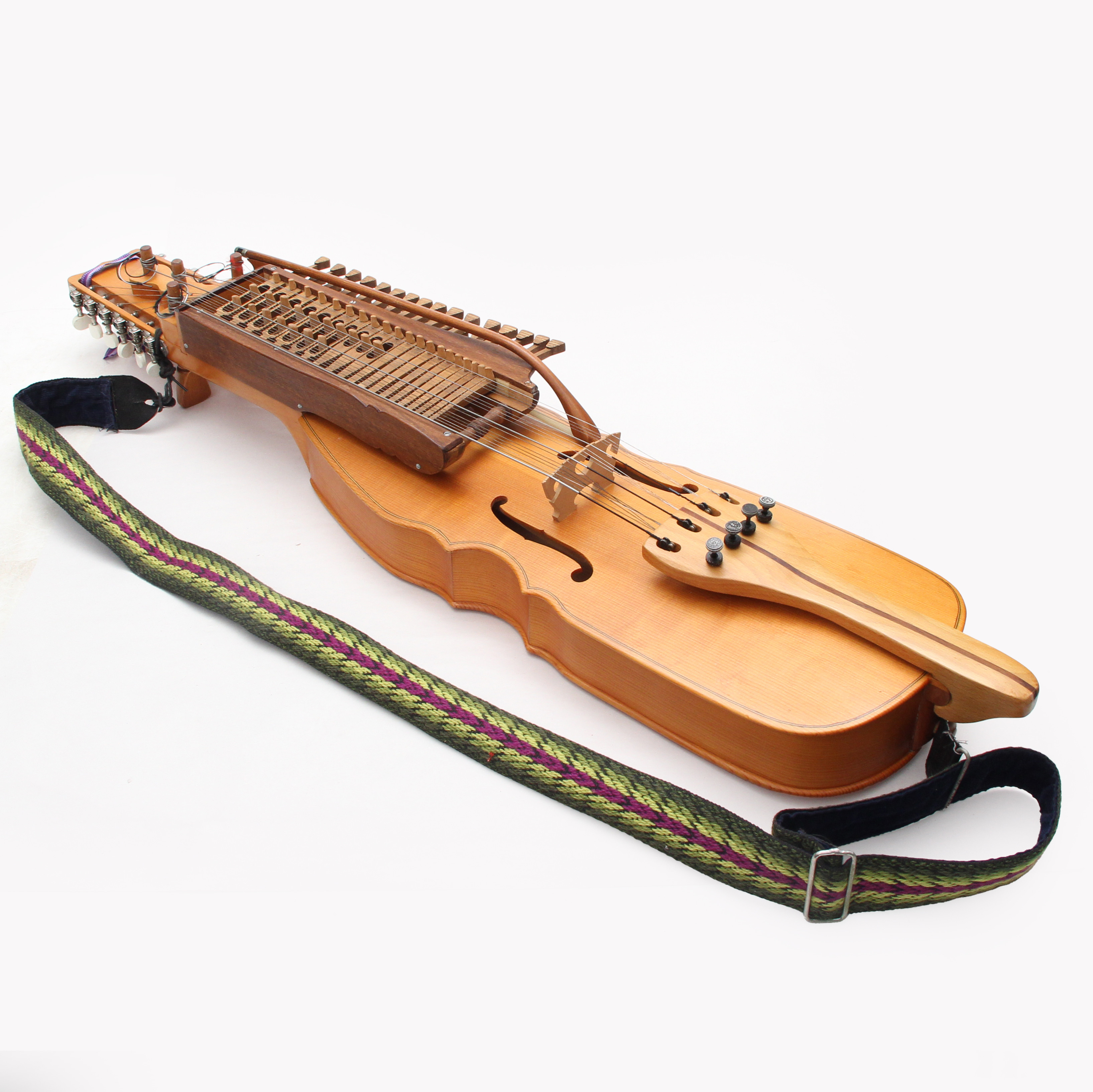 NYCKELHARPA, med STRÅKE, tillverkad av Egon Hultgren, Smedby, Kalmar.