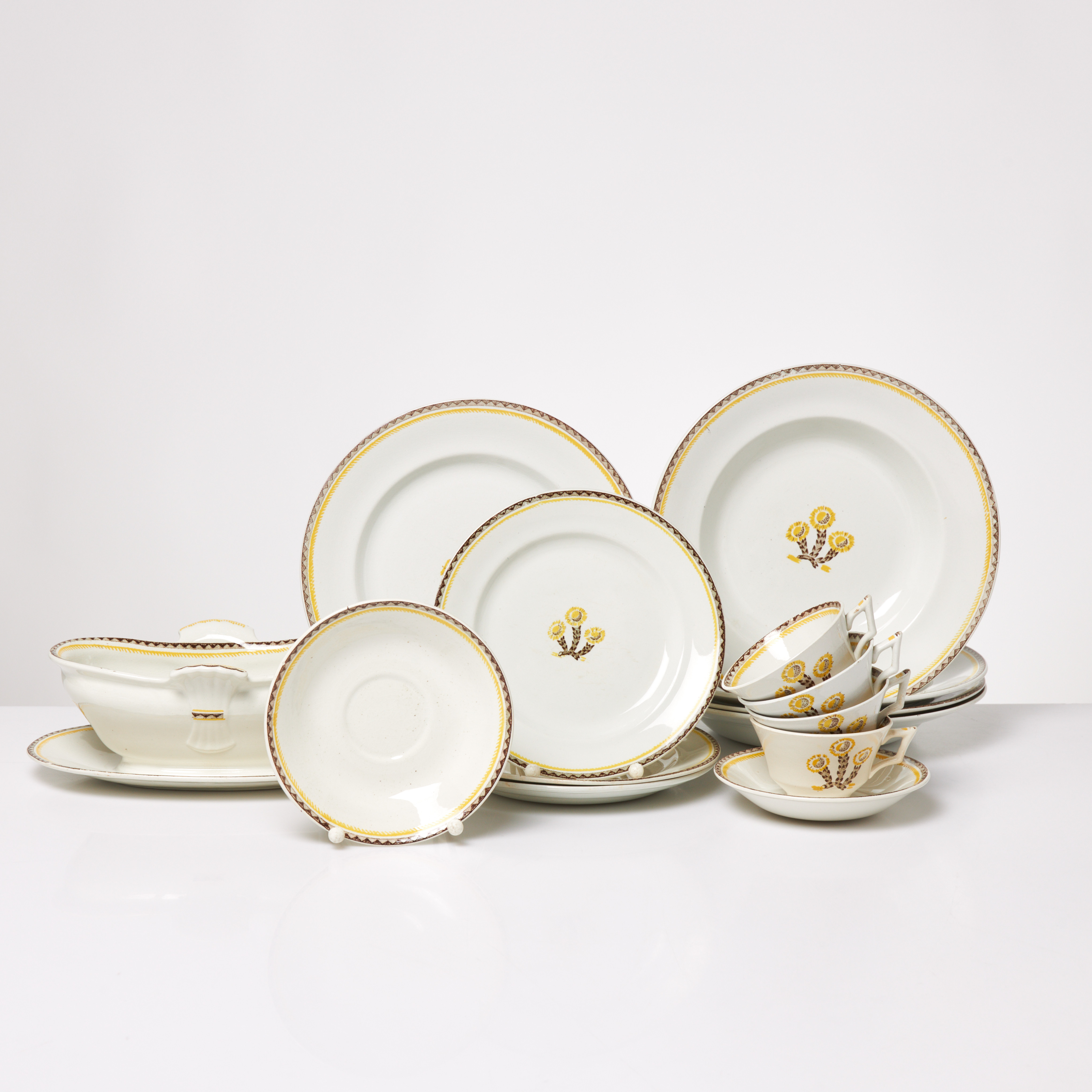 WILHELM KÅGE. Servisdelar, 14 dlr, "Tussilago", delvis handmålad dekor, Gustavsberg, flintgods.