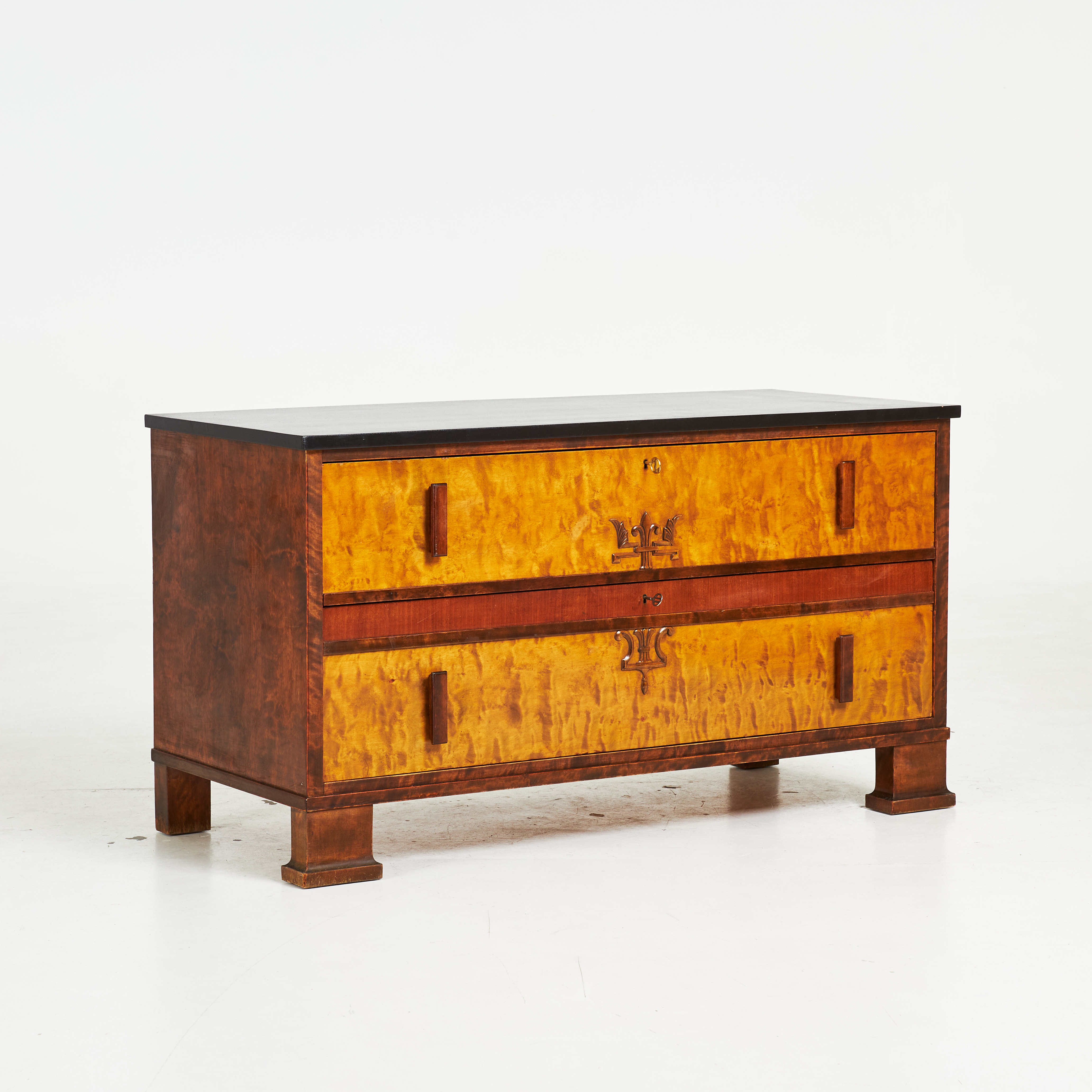 BYRÅ. Art Deco, 1900-talets första hälft, fanérad med björk, svärtad skiva.