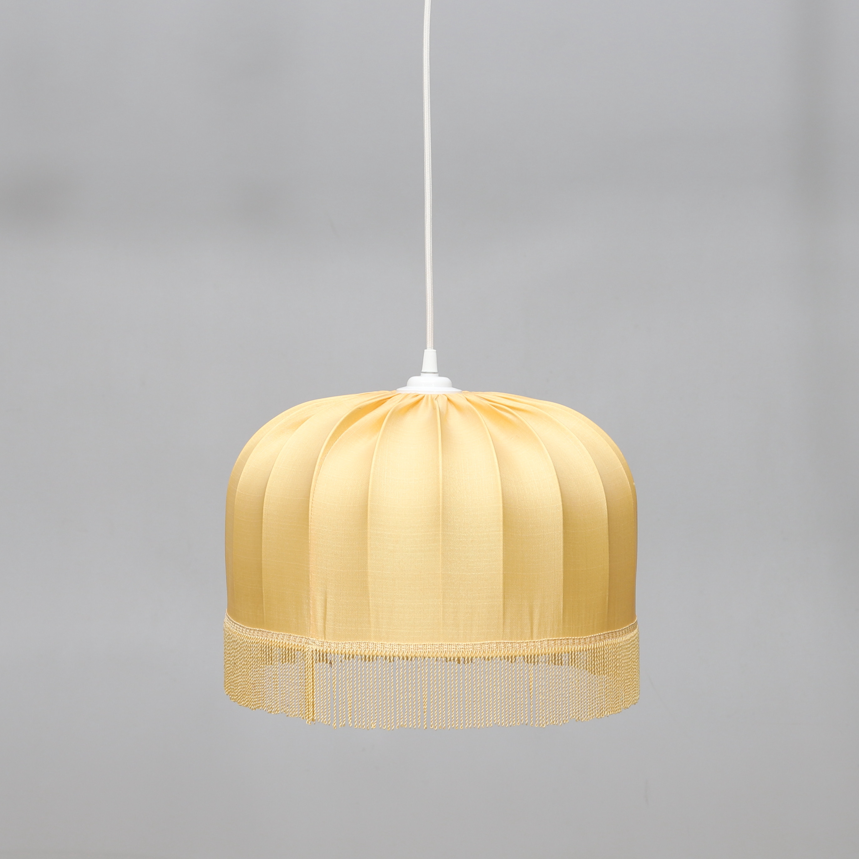 TAKLAMPA, med fransar, textil och metall, 1900-talets andra hälft.