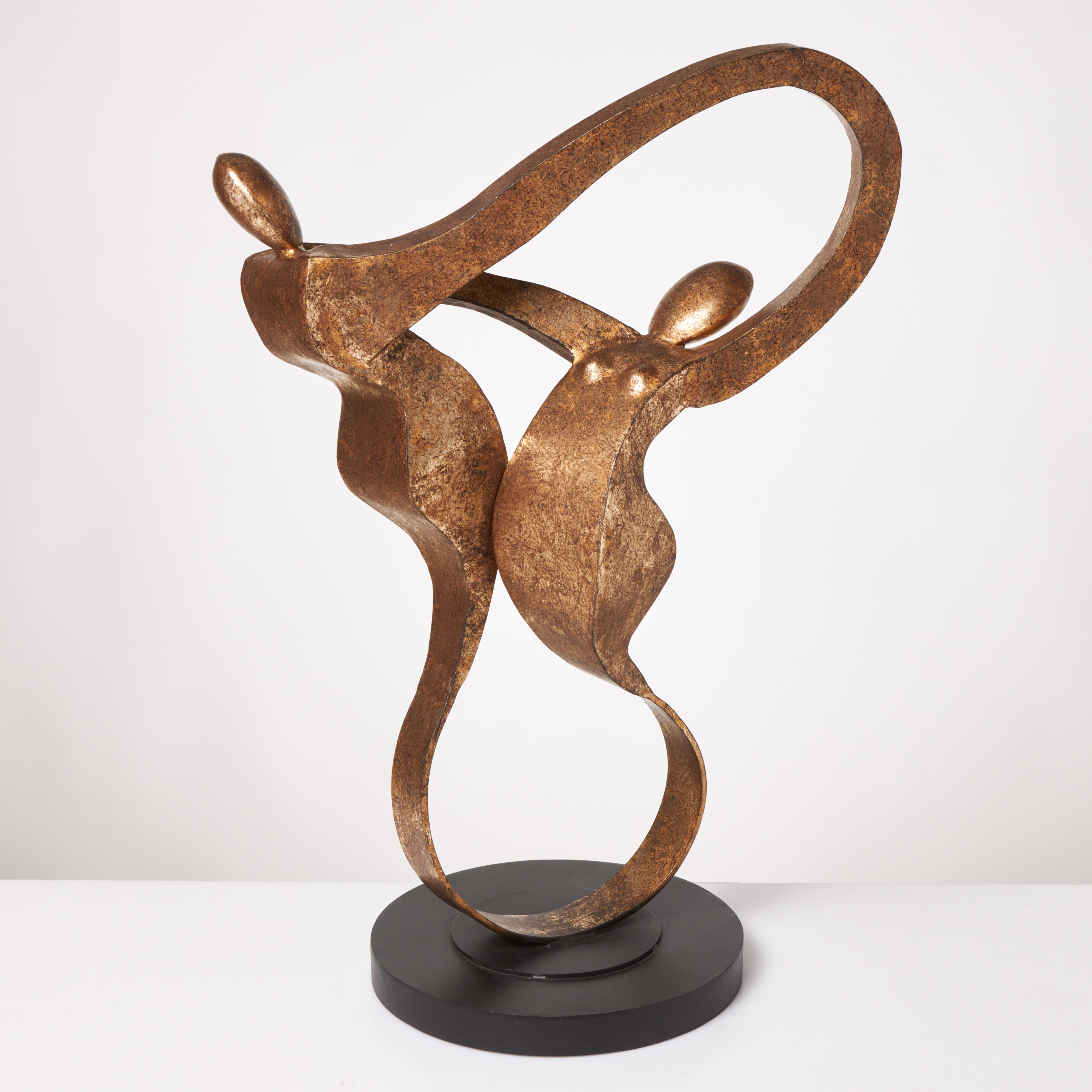 OIDENTIFIERAD KONSTNÄR. Skulptur, figurscen, patinerad metall, på fot i trä, modern.