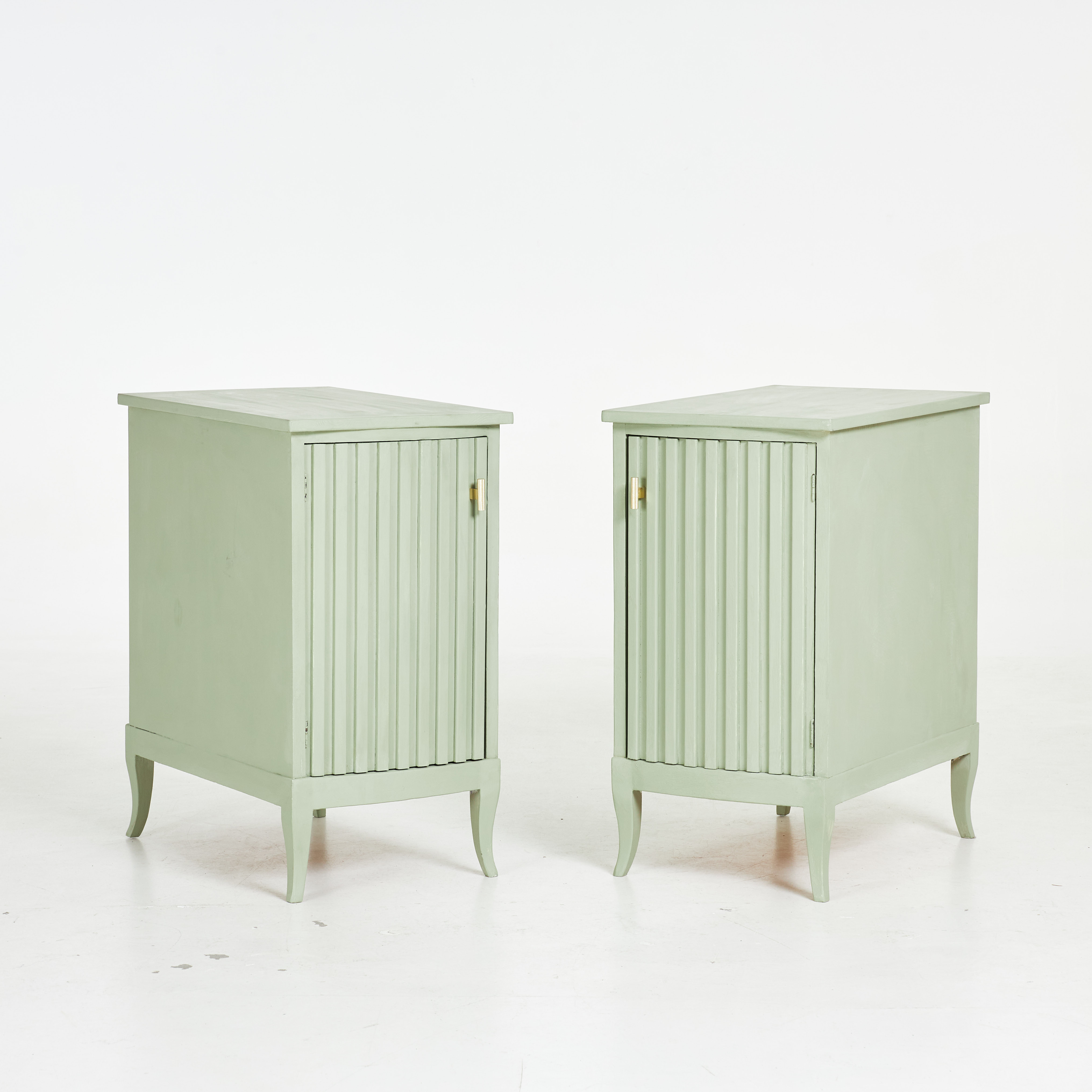 SÄNGBORD, ett par, omkring 1900-talets mitt, skåpdörrar med ribbad dekor.