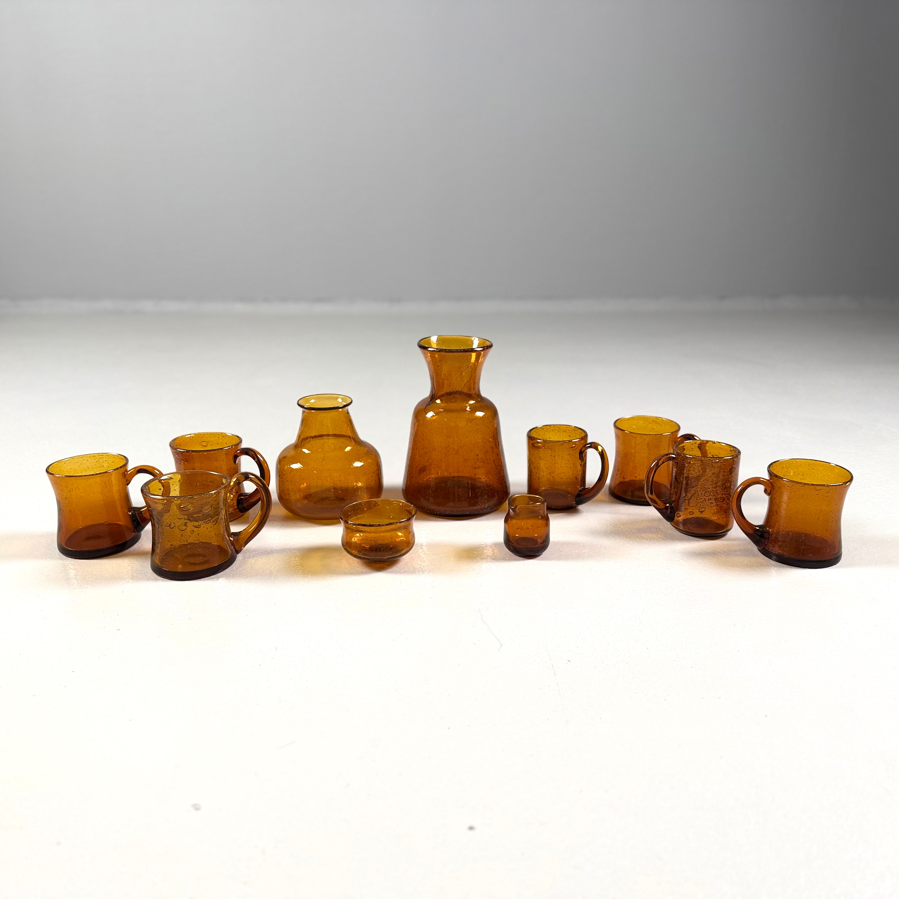 ERIK HÖGLUND. 11 dlr, orangefärgat glas, varav: 5 st sejdlar, 2 st mindre sejdlar(en signerad), 2 st vaser, sockerskål(signerad), gräddkanna(signerad).