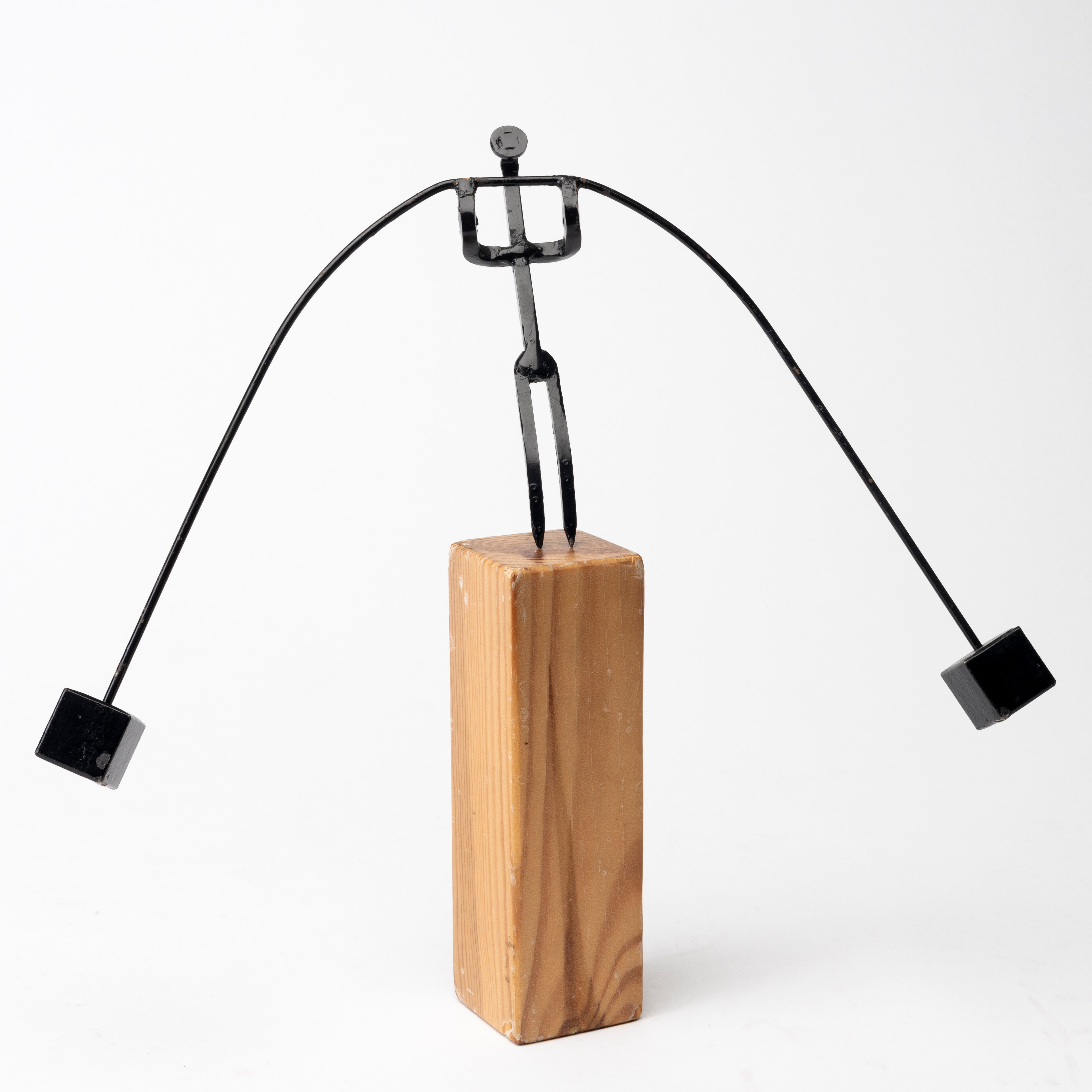 OKÄND KONSTNÄR. Skulptur, metall samt trä, osignerad.