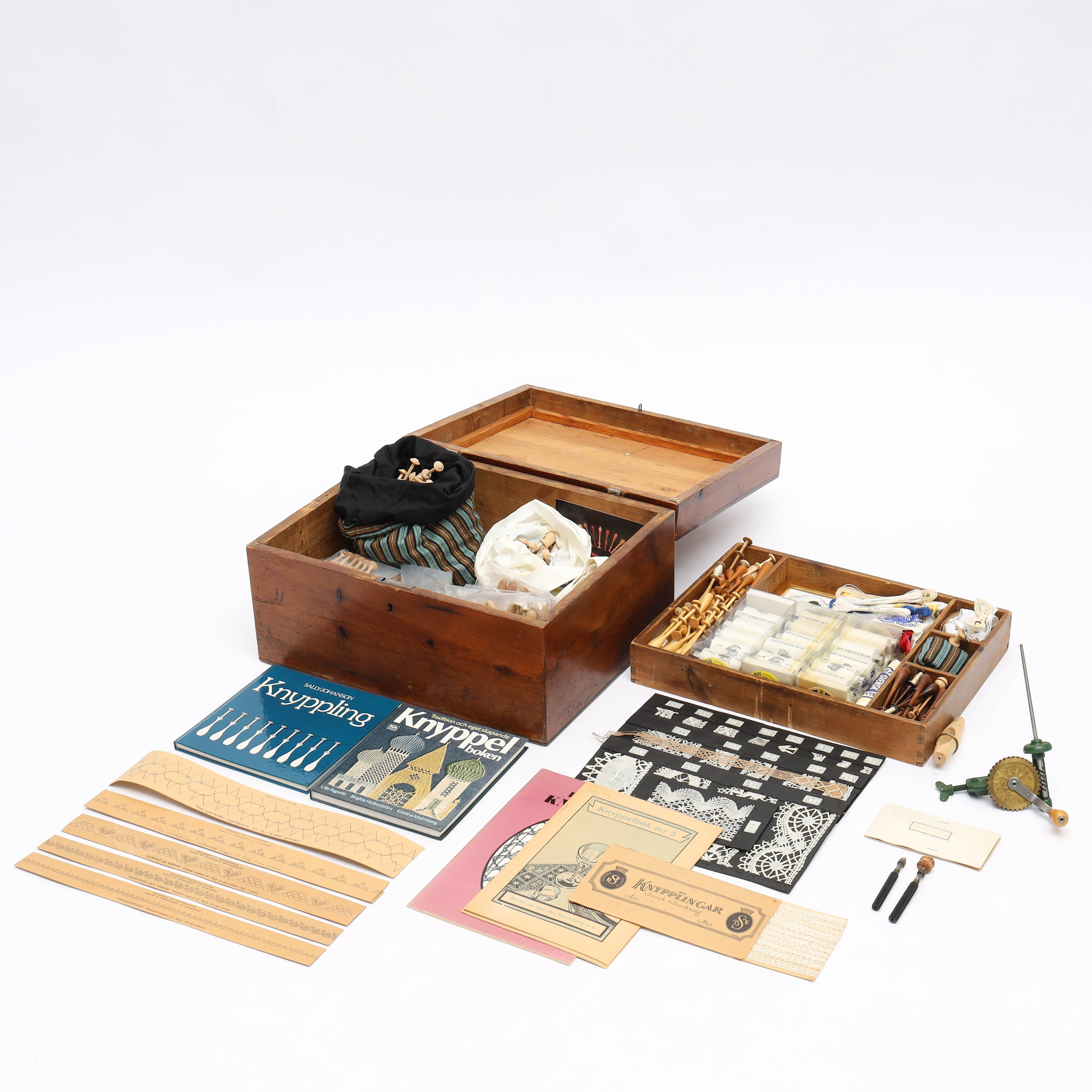 KNYPPELBOX, trälåda fylld med tillbehör för knyppling, redskap, mönster, böcker, tråd mm.