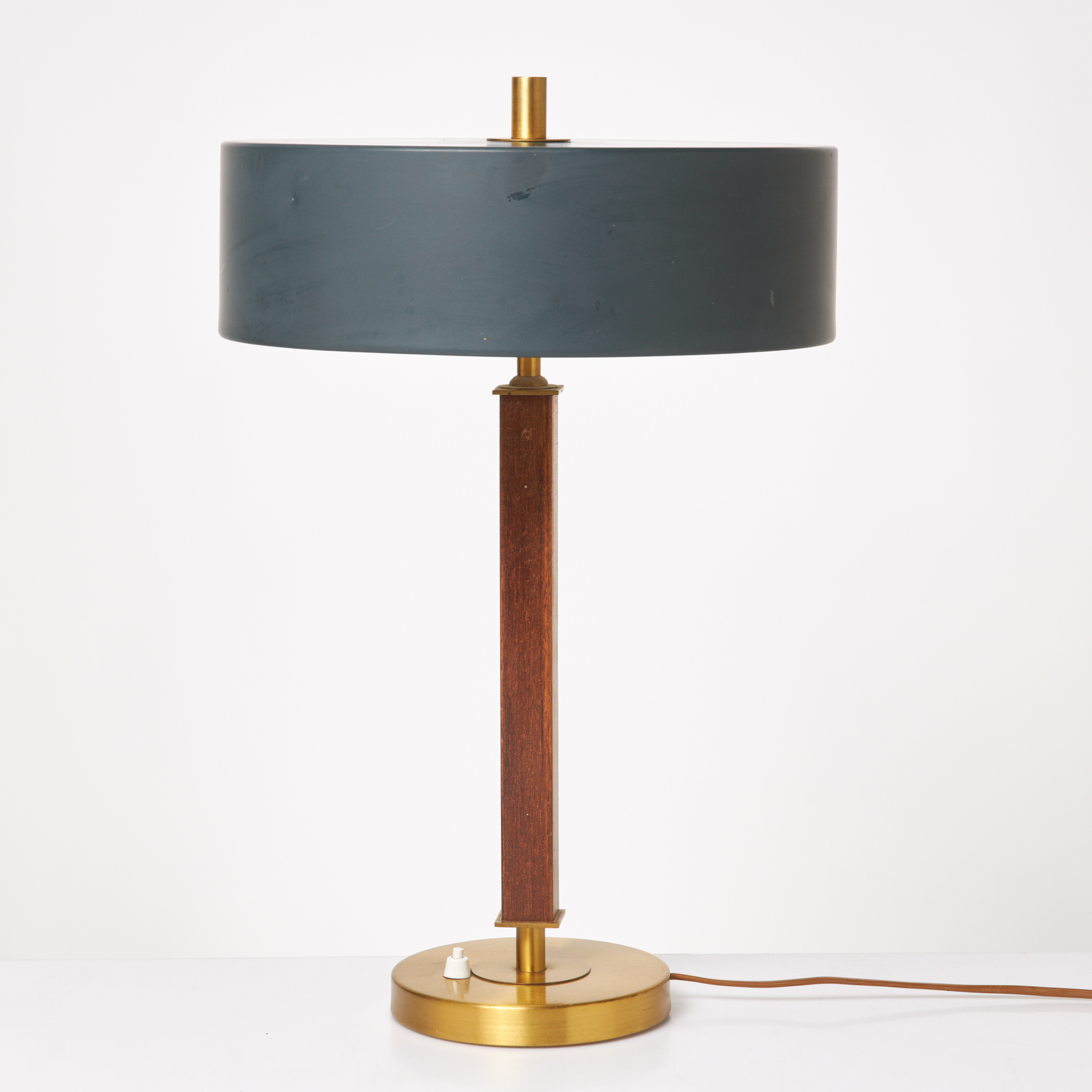 BORDSLAMPA. Einar Bäckström, modell 6423, 1900 talets mitt, bas i mässing kvadratiskt skaft i trä, lackerad skärm.