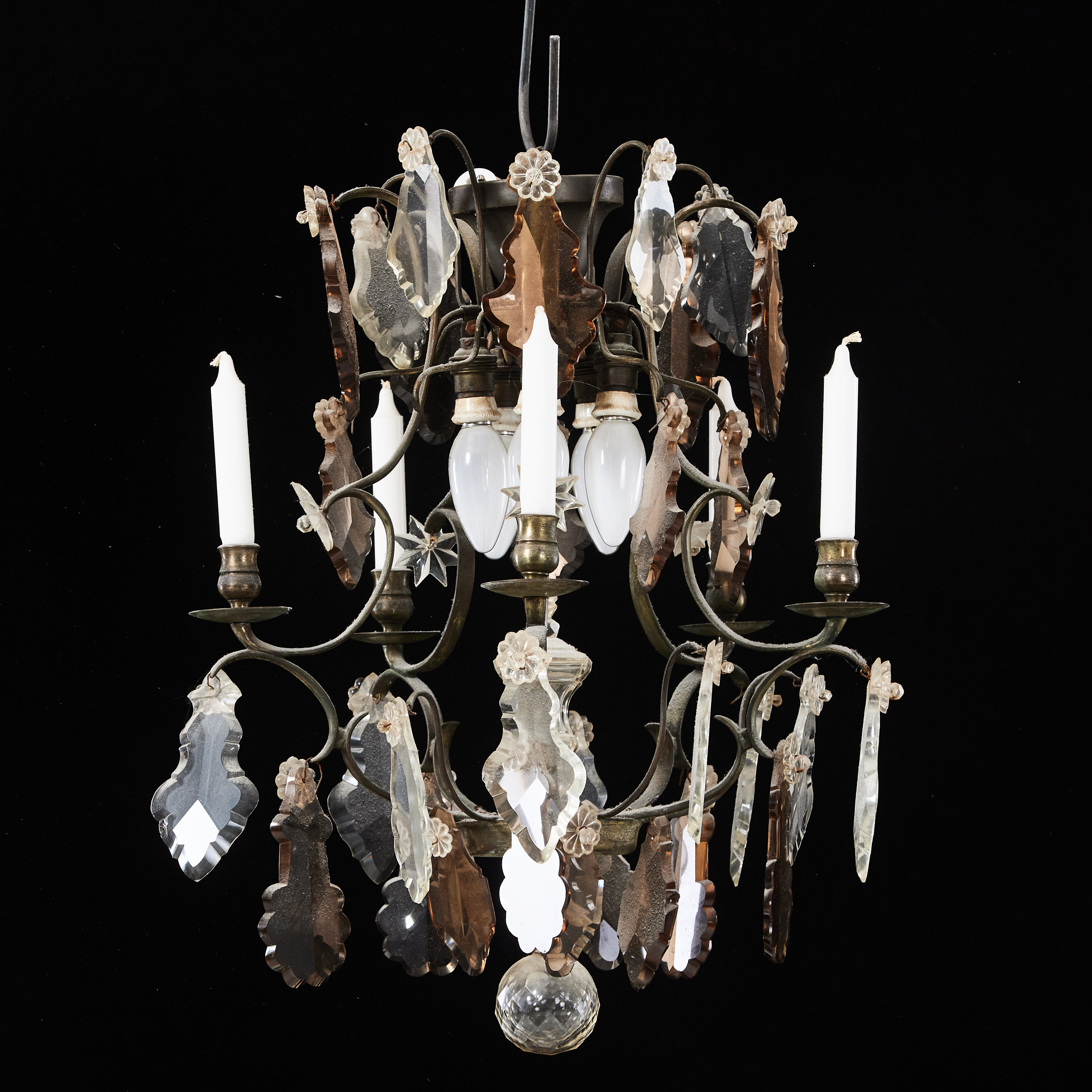 LJUSKRONA, barockstil, stomme av mässing, behängd med prismor. Fem ljushållare.