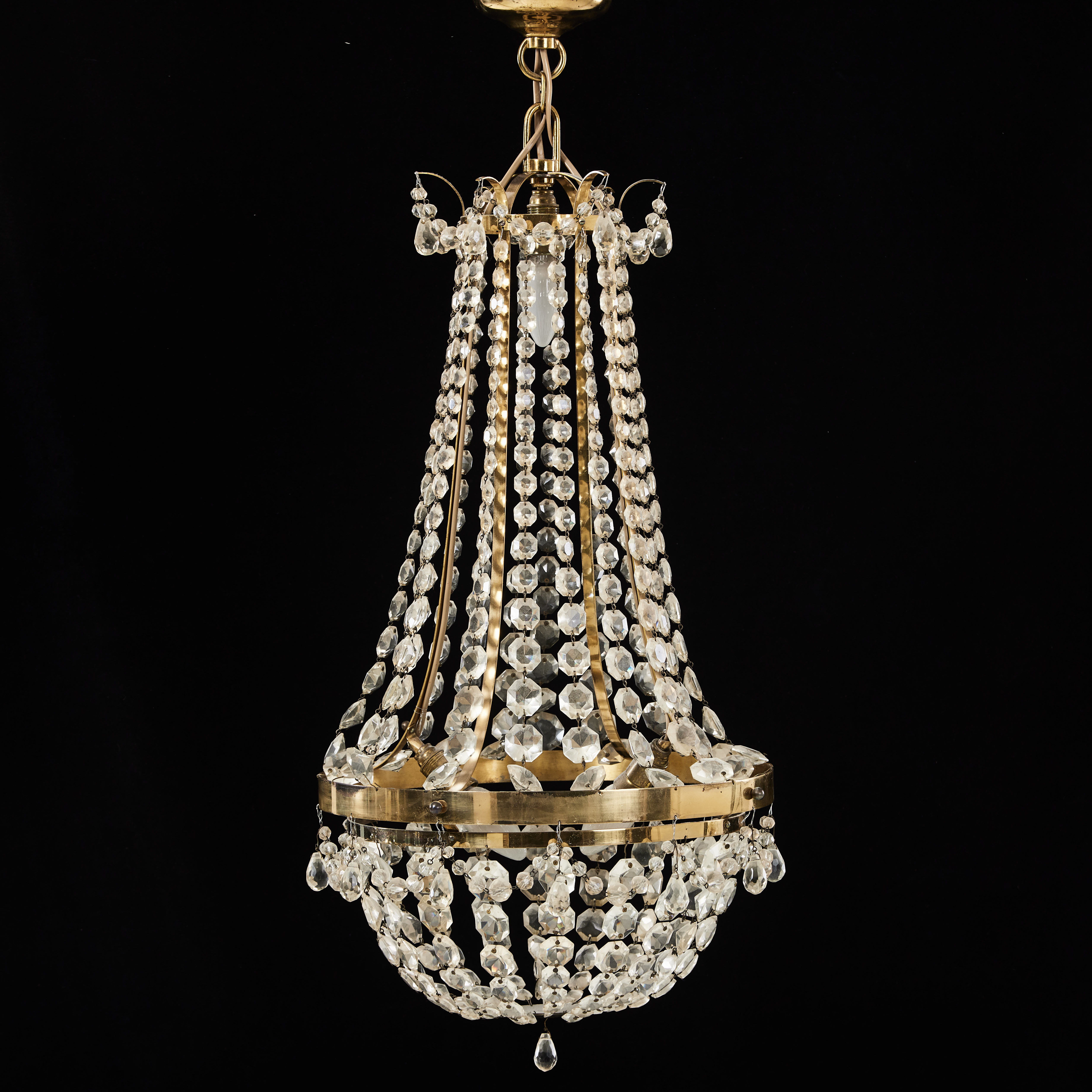 TAKARMATUR, stomme av mässing, behängd med prismor.