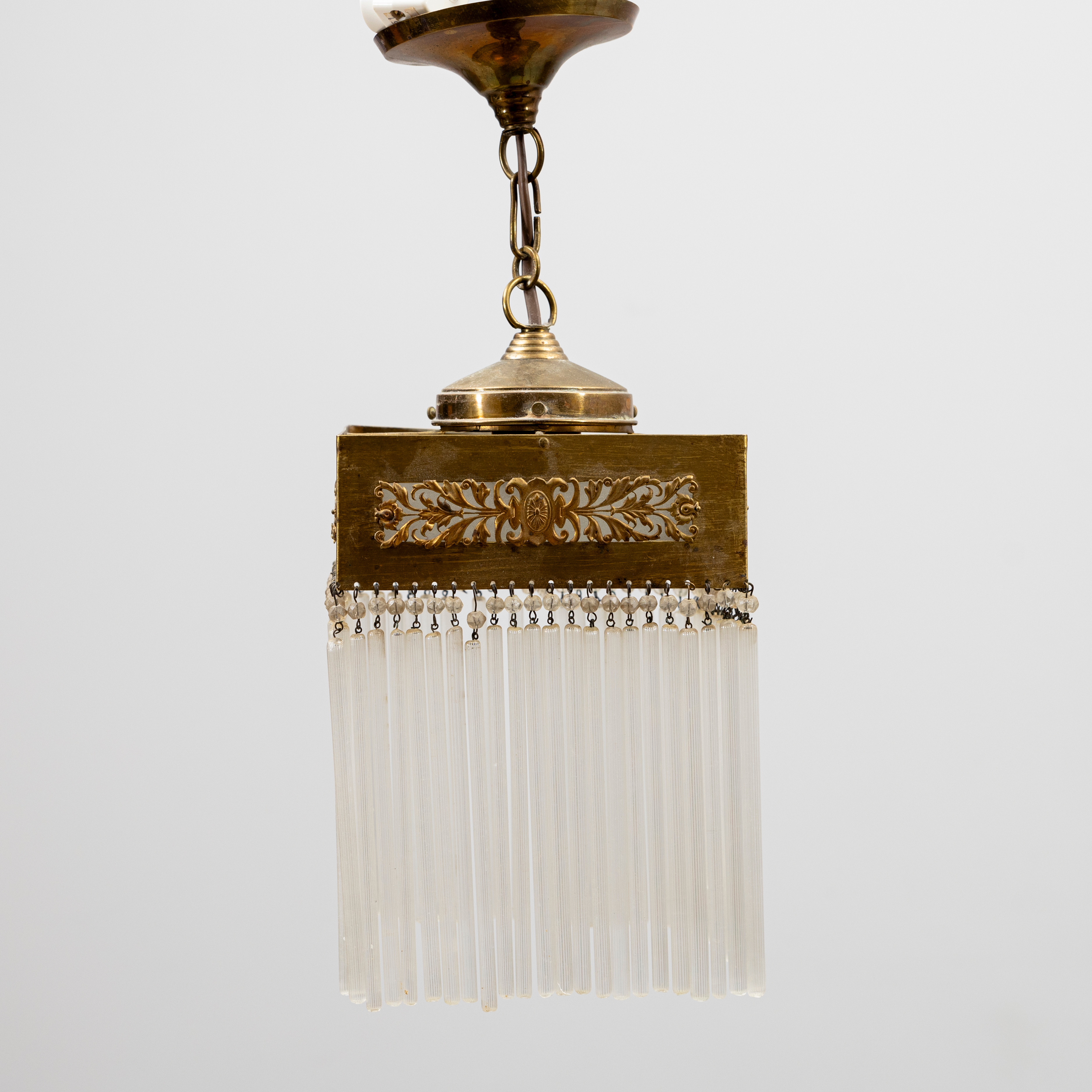 TAKLAMPA, glasprismor, 1900-talets första hälft, höjd ca 28 cm.