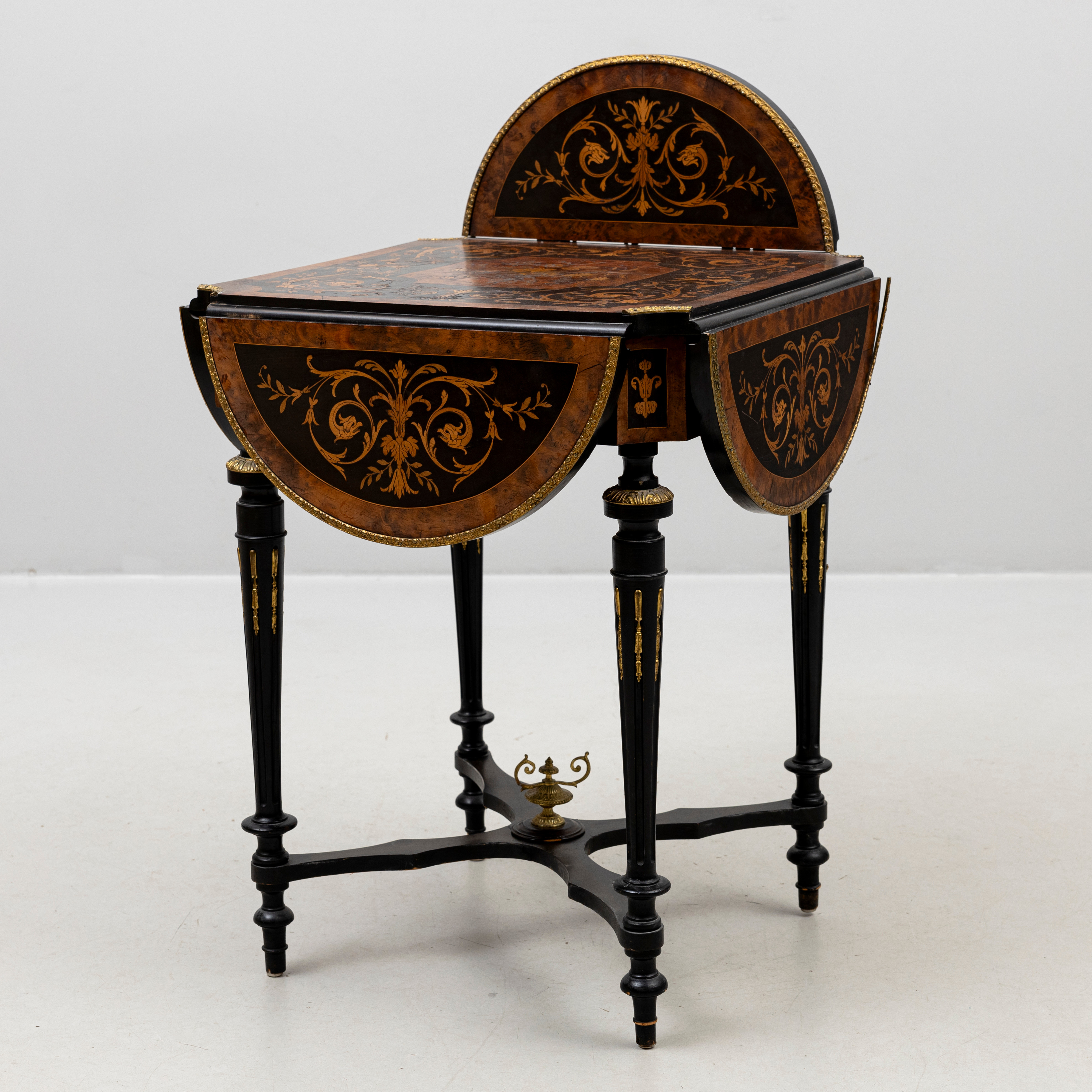 BORD, med 4 klaffar, intarsia, 1900-talets första hälft.