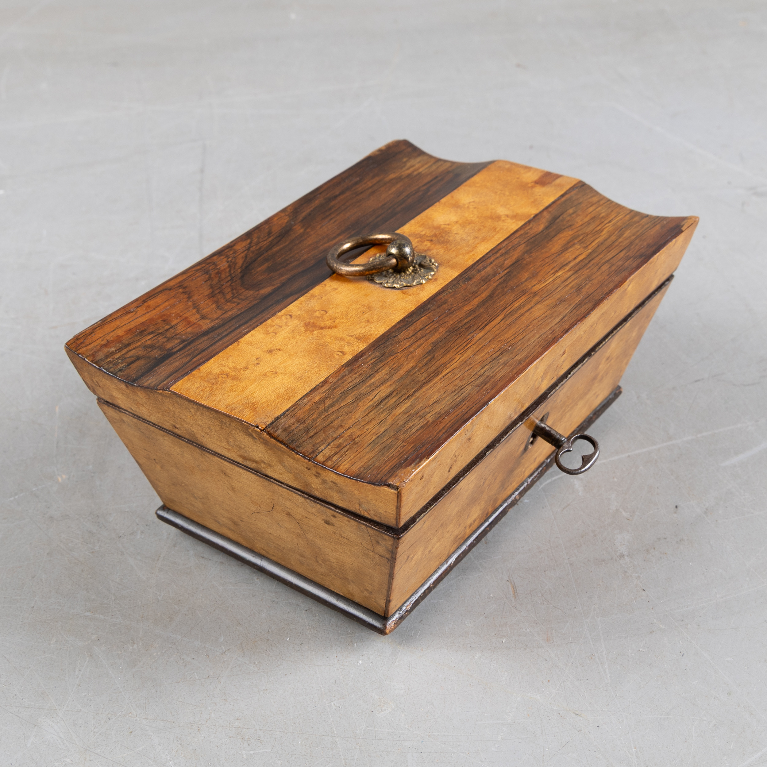 SYSKRIN, verktyg i silver, valnöt och björk, beslag i mässing, 1800-talets senare del.